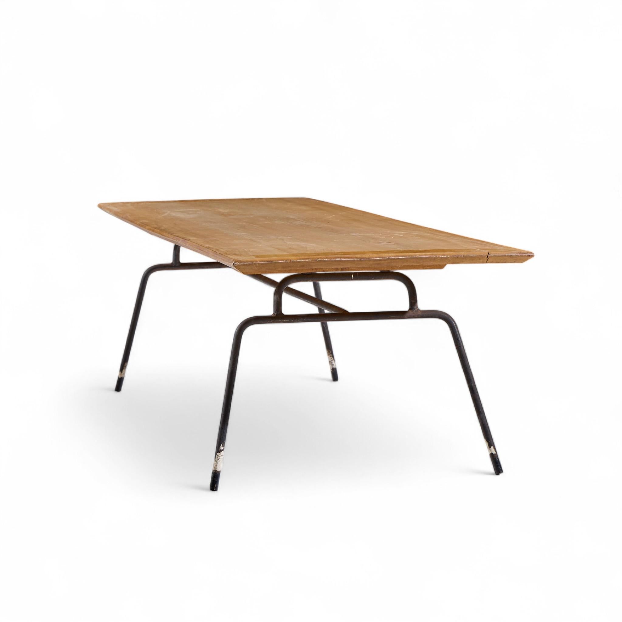 Paul McCobb para Planner Group Mesa baja con base de hierro de mediados de siglo Estadounidense en venta