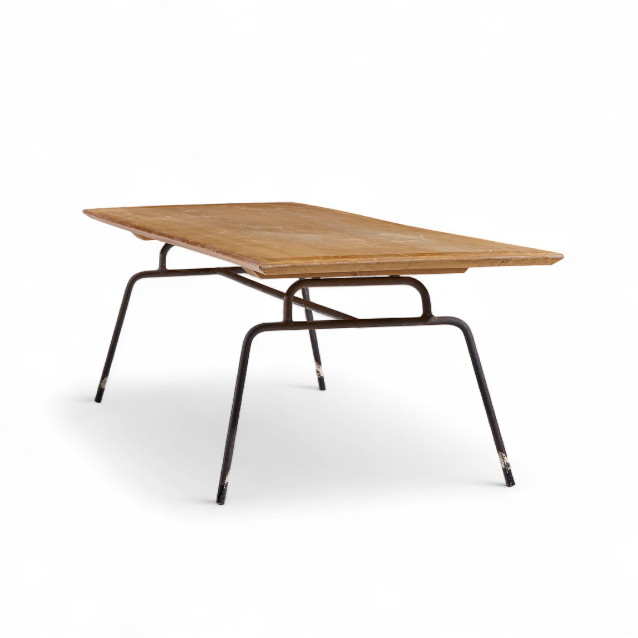 Paul McCobb para Planner Group Mesa baja con base de hierro de mediados de siglo en Bastante bueno estado para la venta en Franklin Park, IL