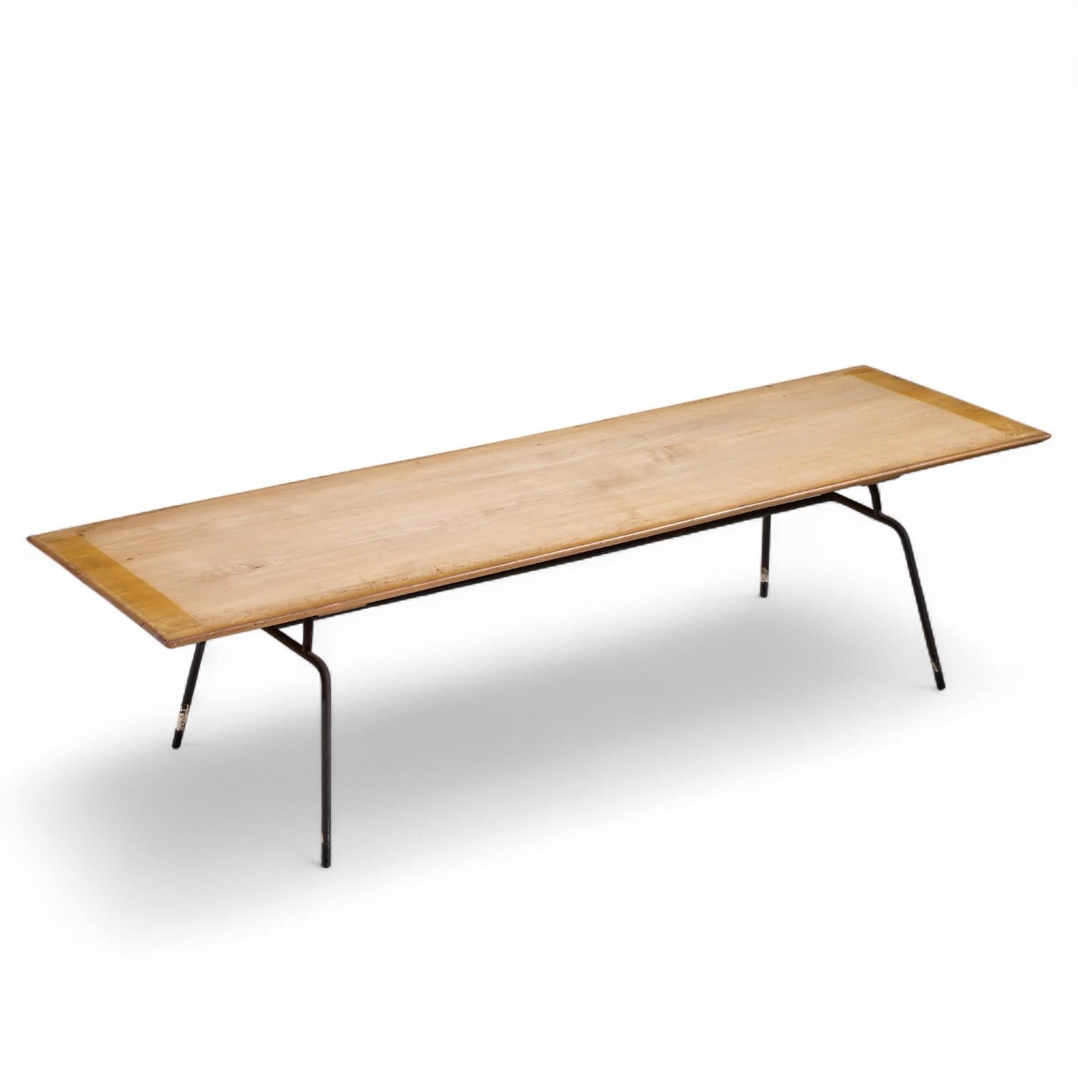 Paul McCobb para Planner Group Mesa baja con base de hierro de mediados de siglo siglo XX en venta