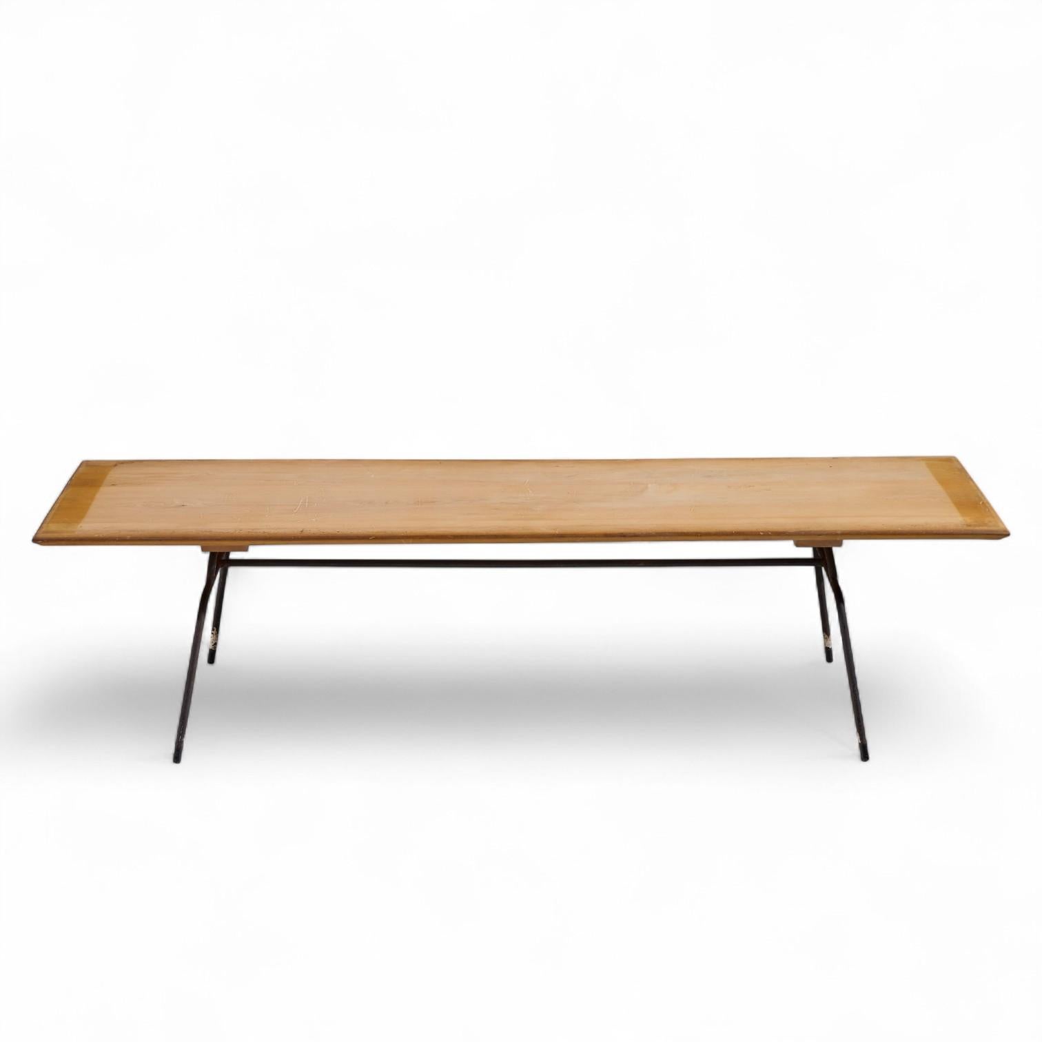 Paul McCobb para Planner Group Mesa baja con base de hierro de mediados de siglo Hierro en venta