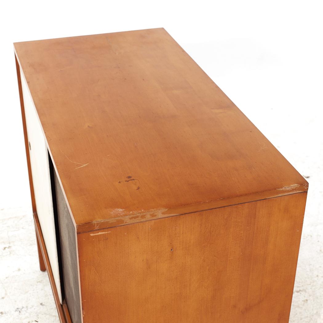 Paul McCobb for Planner Group Mid Century Sliding Door Cabinet In Good Condition For Sale In Countryside, IL
