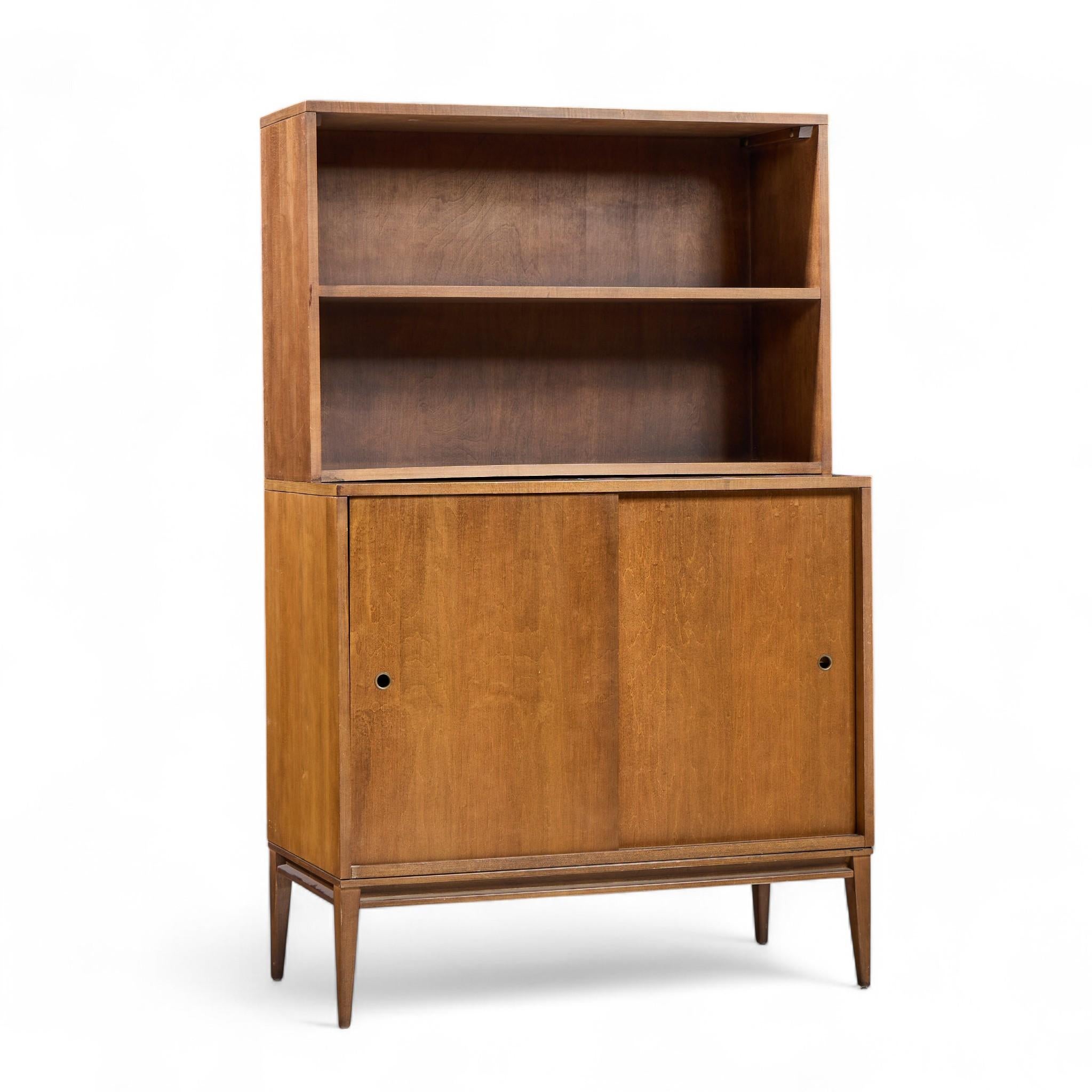20ième siècle Paul McCobb for Planner Group Armoire à portes coulissantes avec huche, style milieu de siècle - Paire en vente