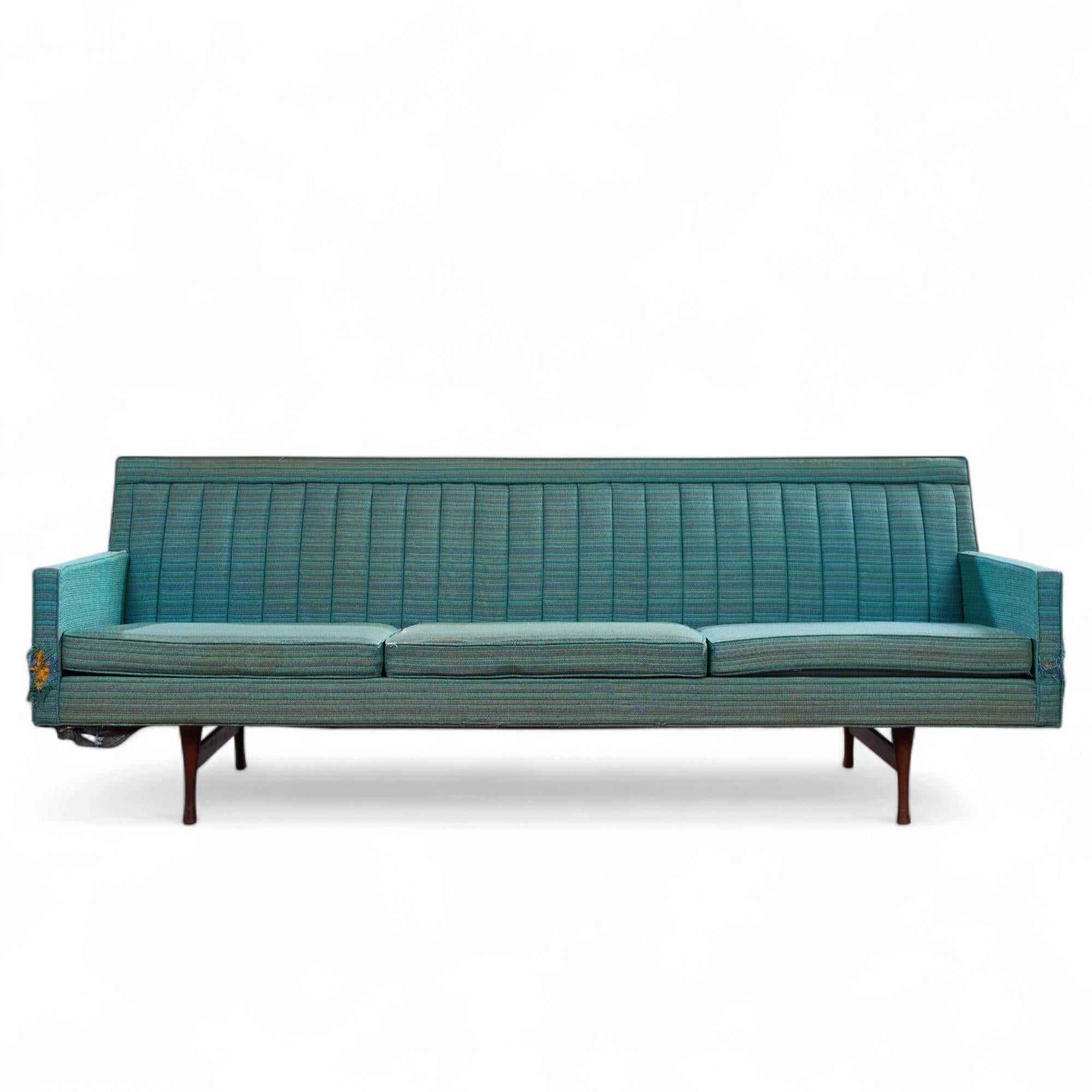 Paul McCobb per Widdicomb Gruppo Simmetrico Divano con schienale a canale del Mid Century

Questo divano misura: 82,75 larghezza x 30 profondità x 30 pollici di altezza, con un'altezza della seduta di 16 e un'altezza dei braccioli di 21,25