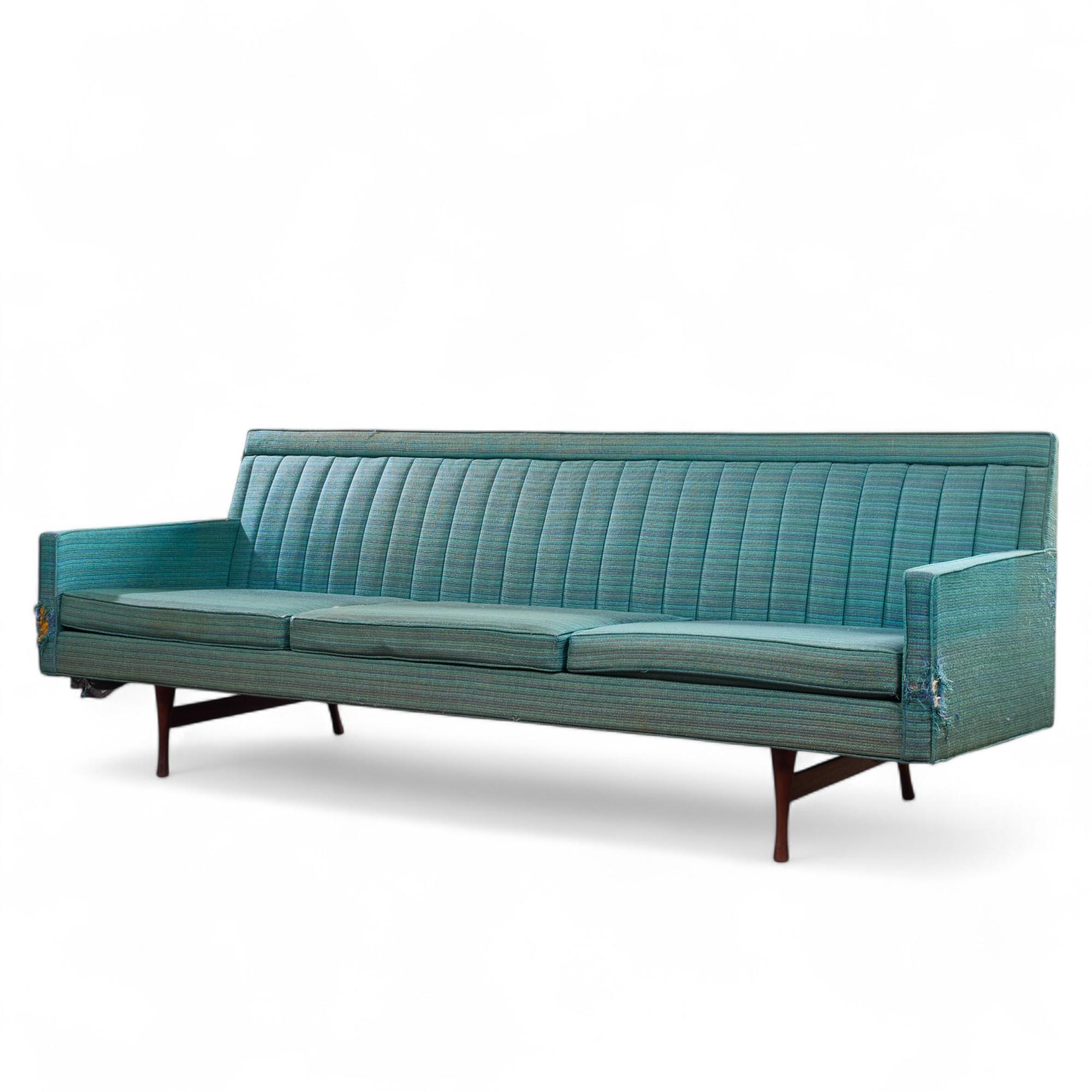 Mid-Century moderno Paul McCobb per Widdicomb Gruppo Simmetrico Divano con schienale a canale del Mid Century in vendita