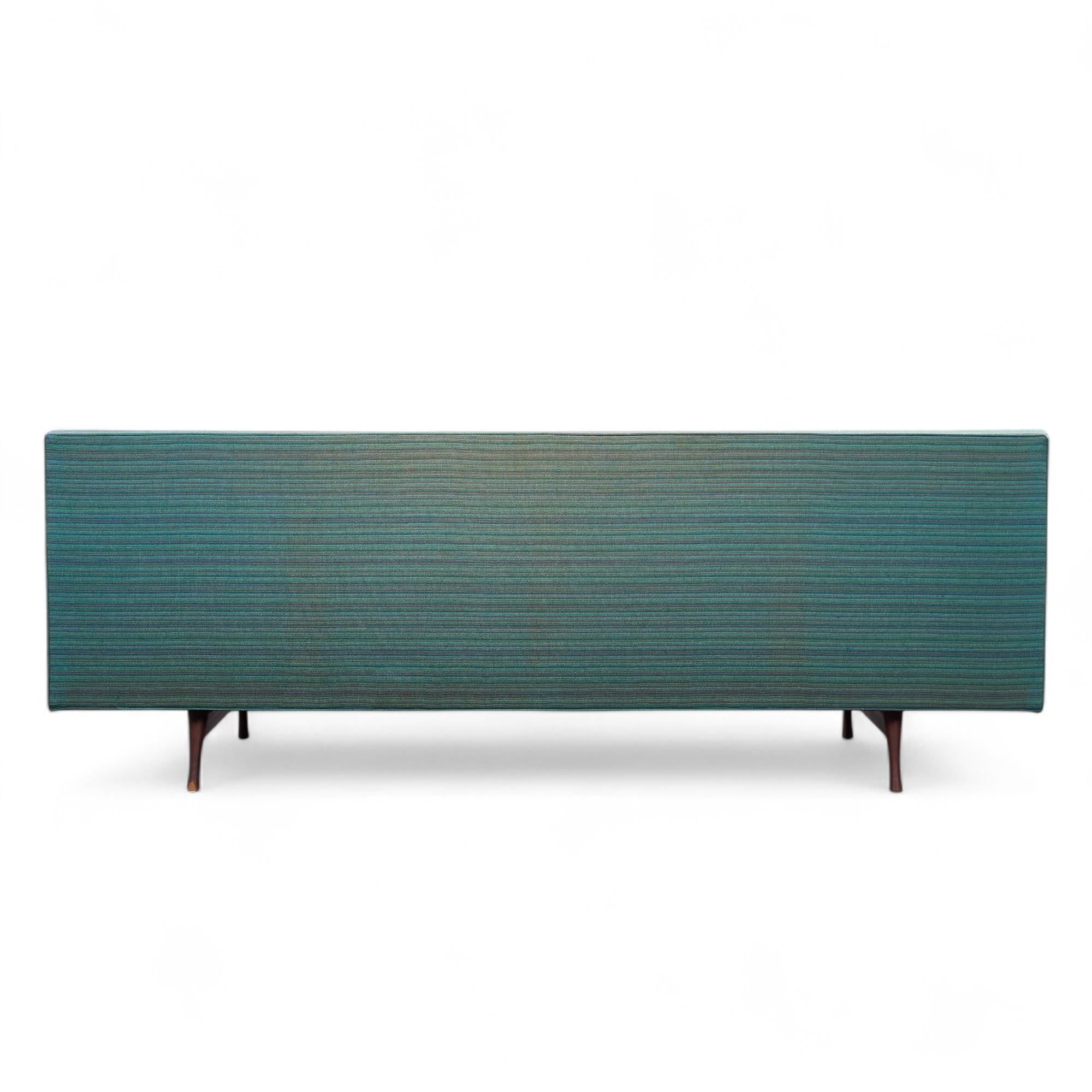 XX secolo Paul McCobb per Widdicomb Gruppo Simmetrico Divano con schienale a canale del Mid Century in vendita