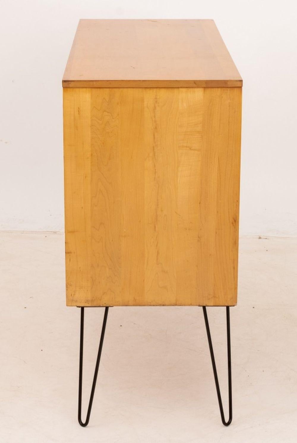 XX secolo Paul McCobb per Winchendon Cassettone in legno biondo in vendita