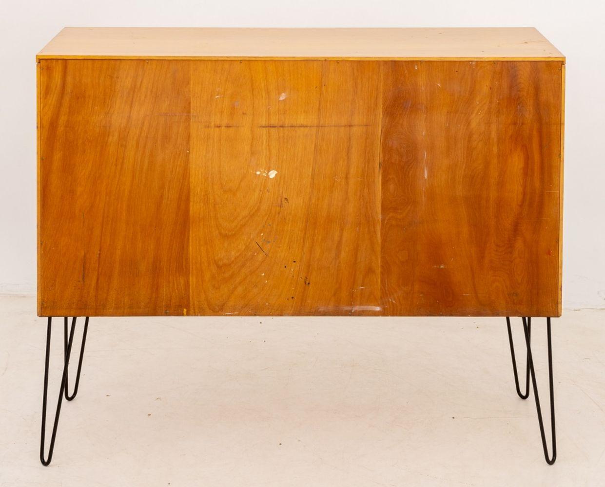 Metallo Paul McCobb per Winchendon Cassettone in legno biondo in vendita