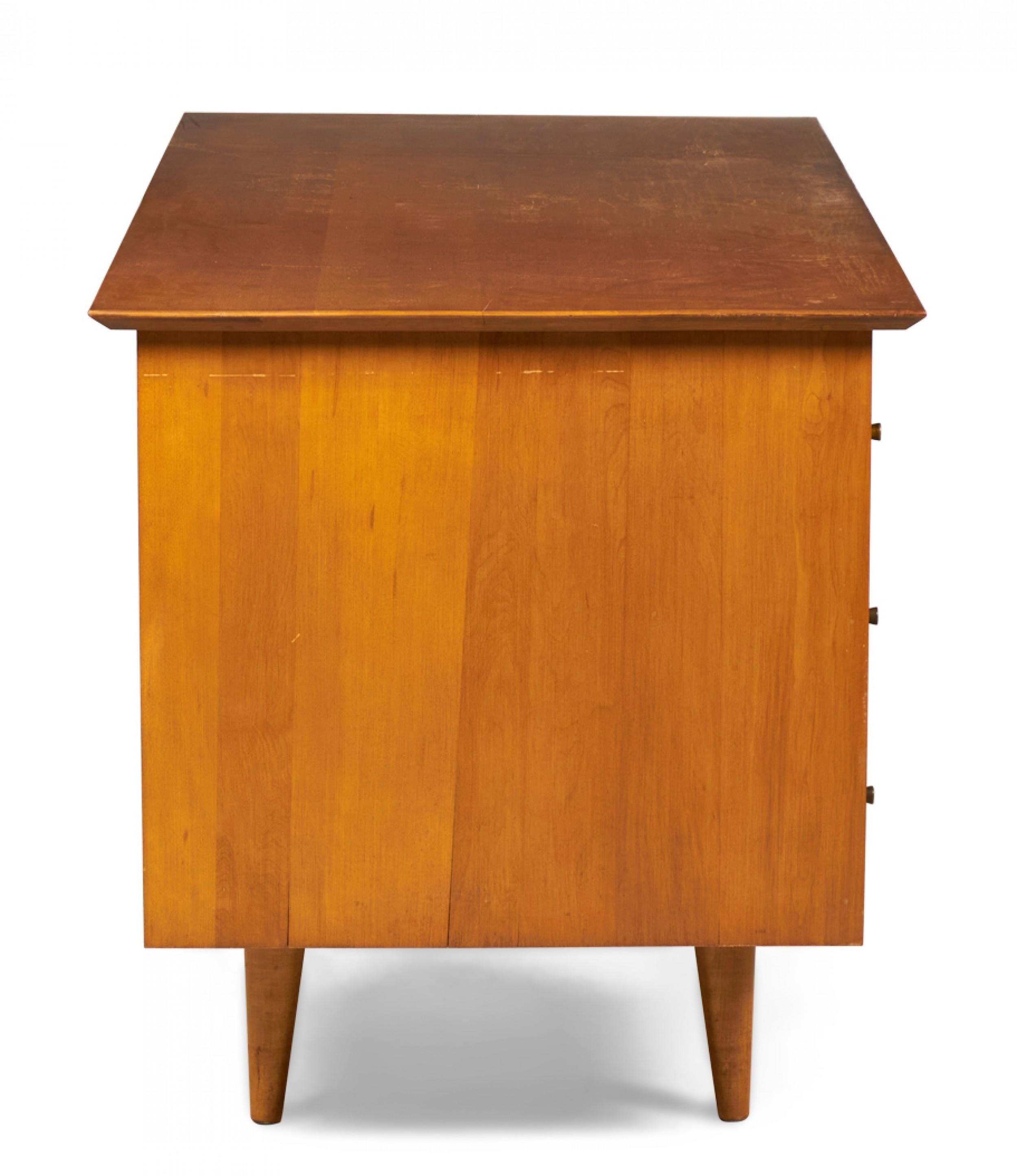 Paul McCobb for Winchendon Maple Double Pedestal Desk In Good Condition For Sale In New York, NY