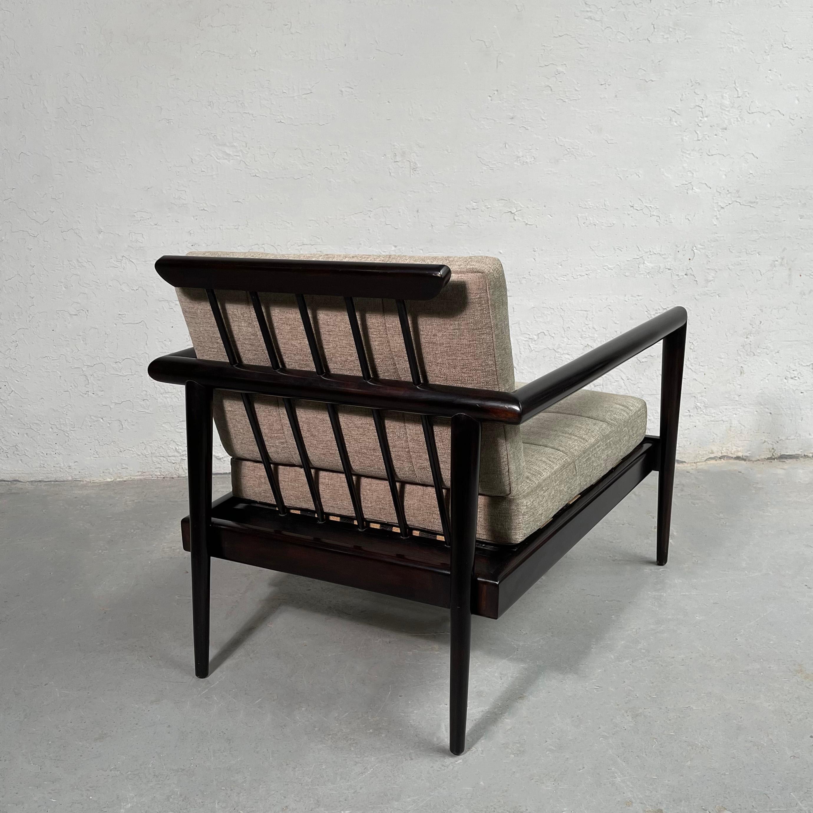 Paul McCobb für Winchendon Ahorn Spindle Back Lounge Chair (Lackiert) im Angebot