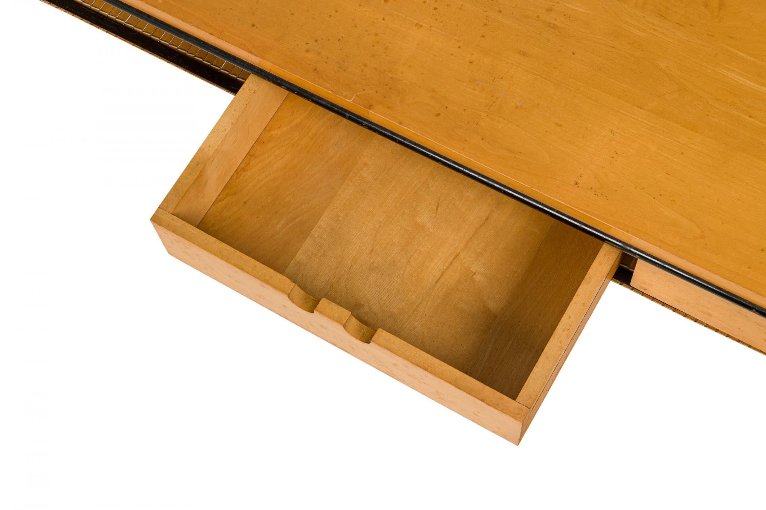 Table basse à deux tiroirs en bois blond et fer Paul McCobb pour Winchendon « Planner » en vente 3