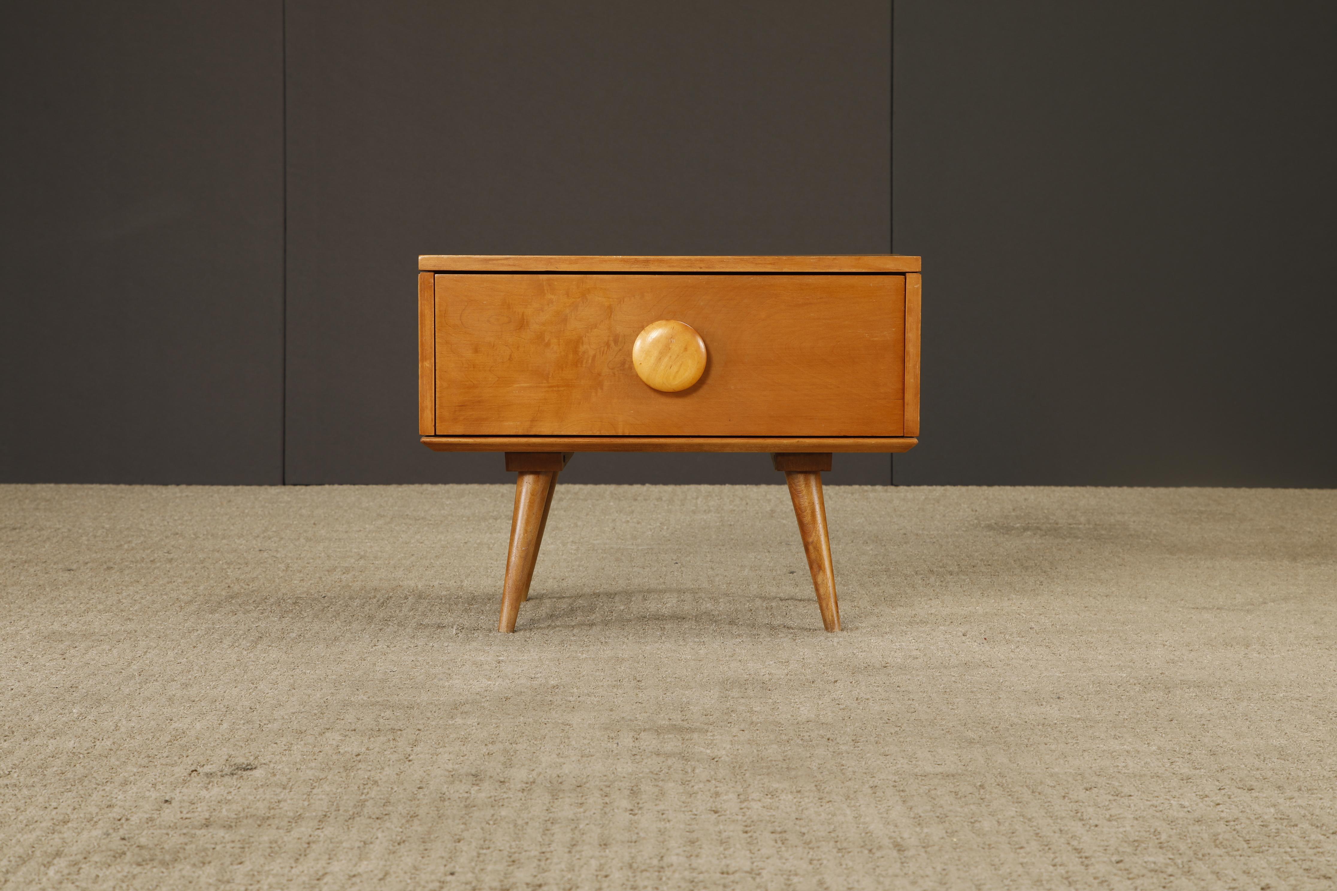 Une table de nuit intemporelle de style moderne du milieu du siècle, conçue par Paul McCobb pour la ligne emblématique Planner Group de Winchendon Furniture, vers les années 1950. Cette pièce classique témoigne de la simplicité et de l'honnêteté