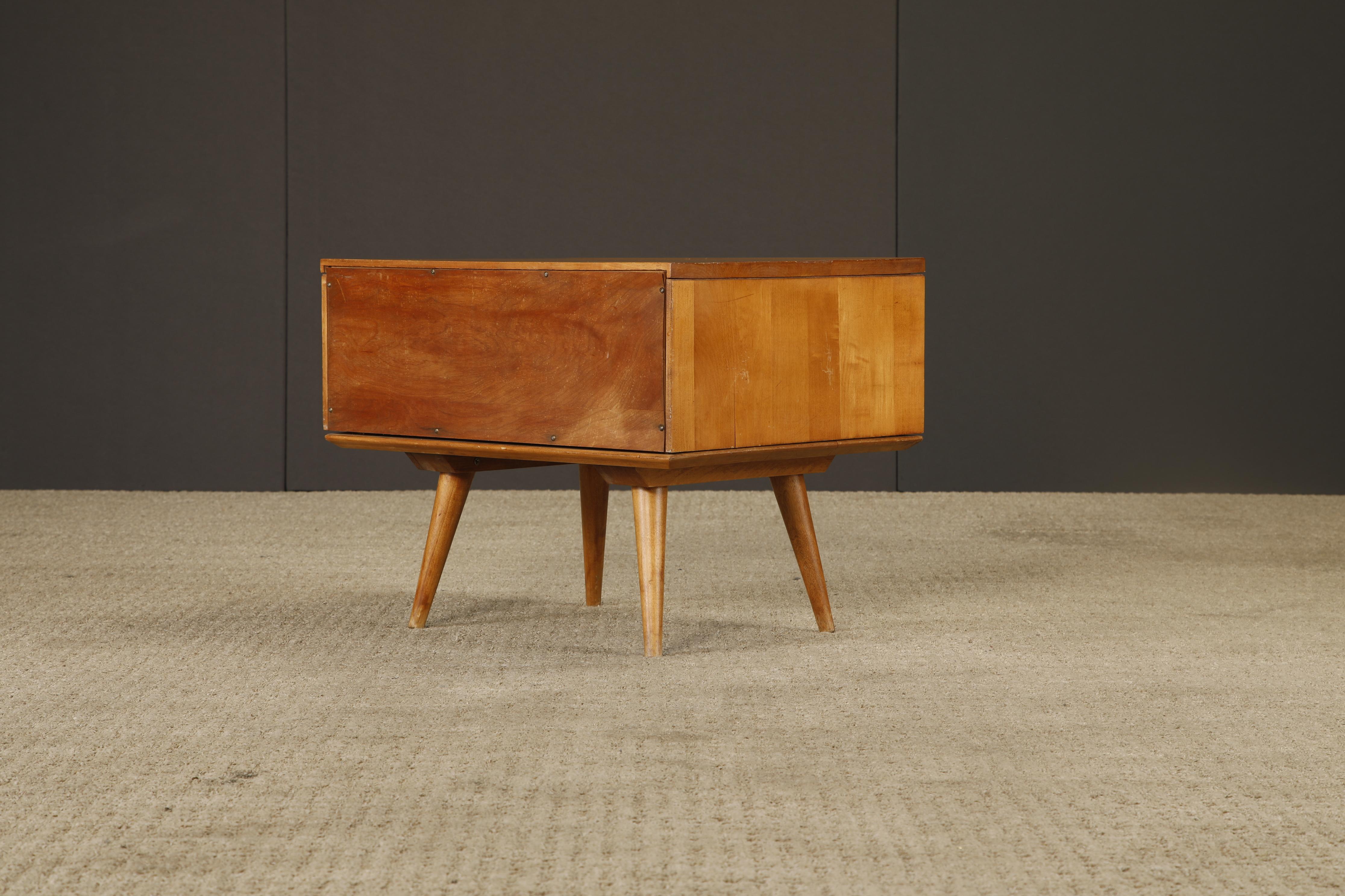 Américain Paul McCobb pour Winchendon Planner Group Table de nuit / table d'appoint, années 1950, signée en vente