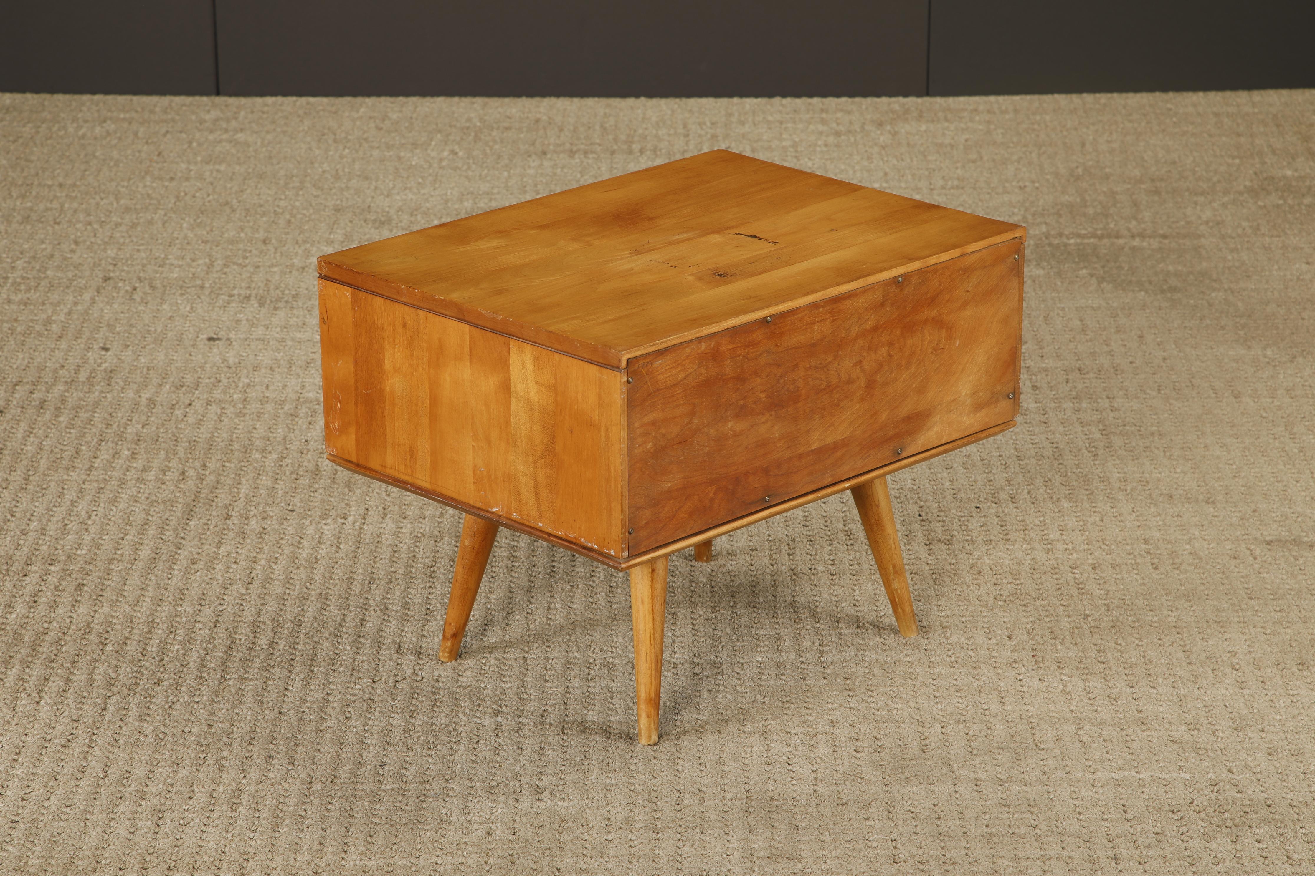 Paul McCobb pour Winchendon Planner Group Table de nuit / table d'appoint, années 1950, signée en vente 1