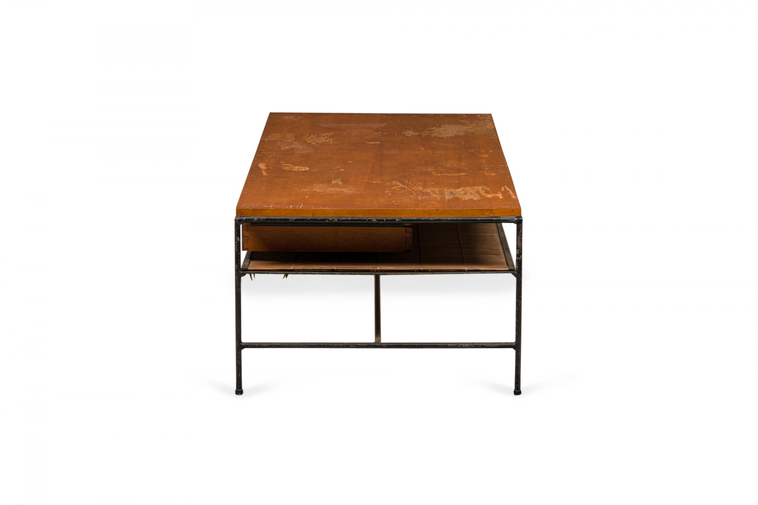 Table basse Planner de Paul McCobb pour Winchendon en bois et fer à deux tiroirs en vente 3