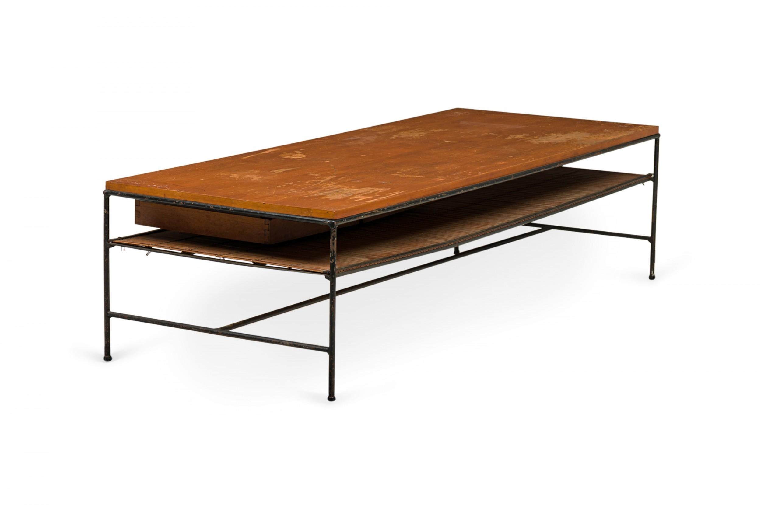 Table basse Planner de Paul McCobb pour Winchendon en bois et fer à deux tiroirs en vente 4