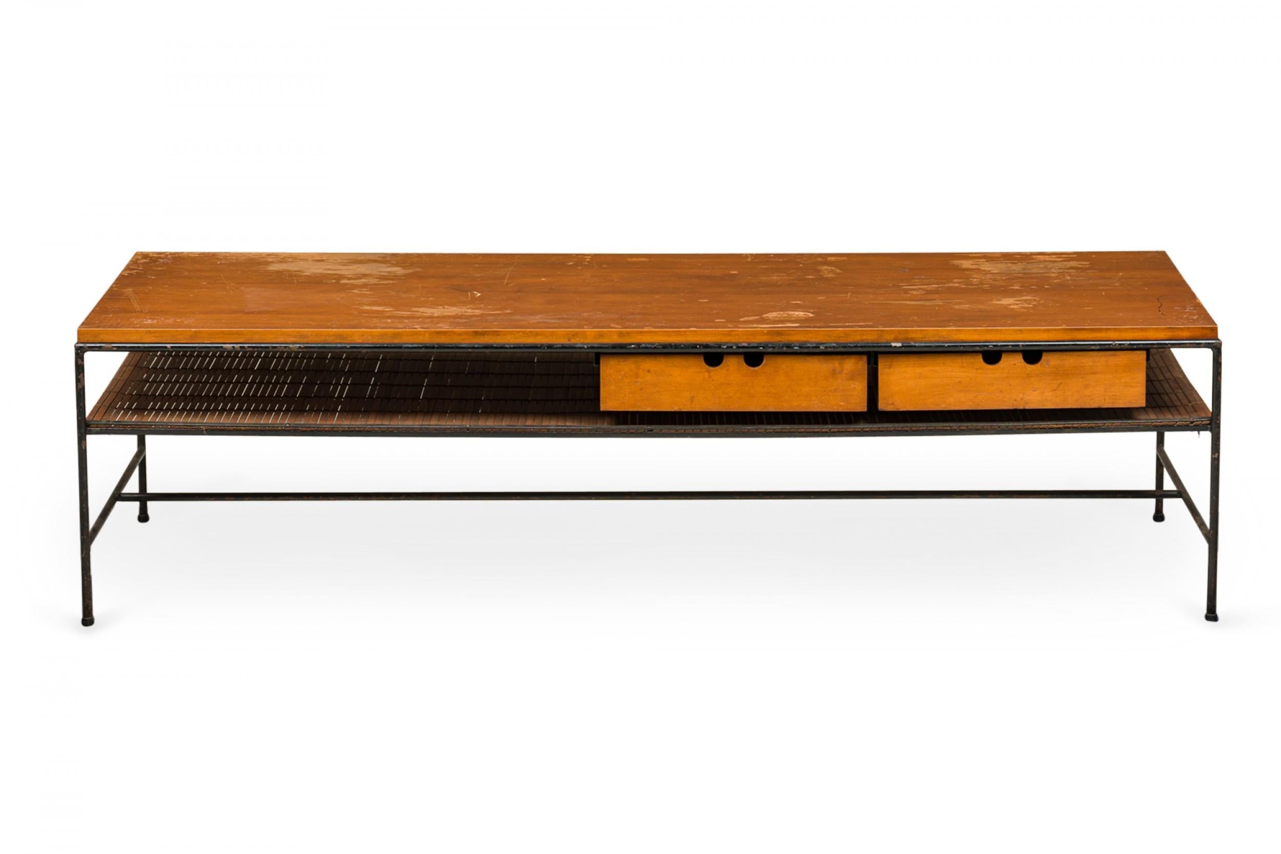 Américain Table basse Planner de Paul McCobb pour Winchendon en bois et fer à deux tiroirs en vente