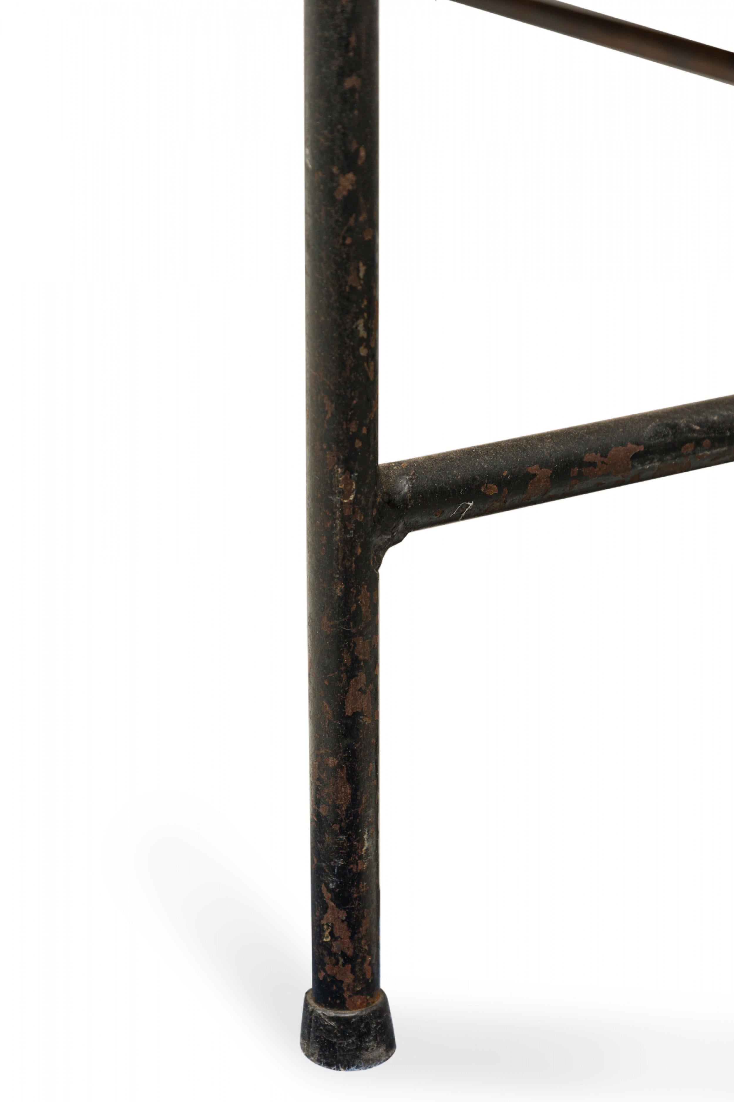 Table basse Planner de Paul McCobb pour Winchendon en bois et fer à deux tiroirs Bon état - En vente à Queens, NY