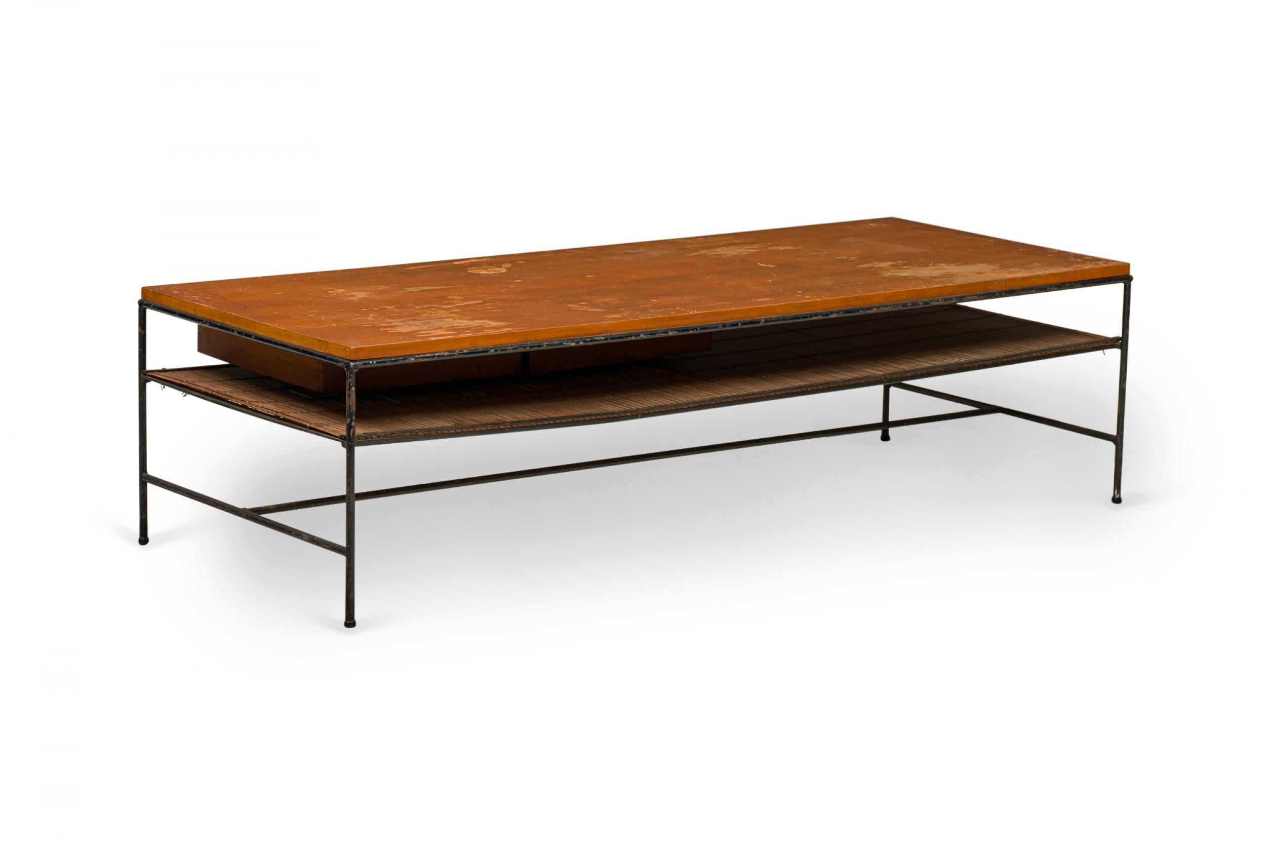 20ième siècle Table basse Planner de Paul McCobb pour Winchendon en bois et fer à deux tiroirs en vente