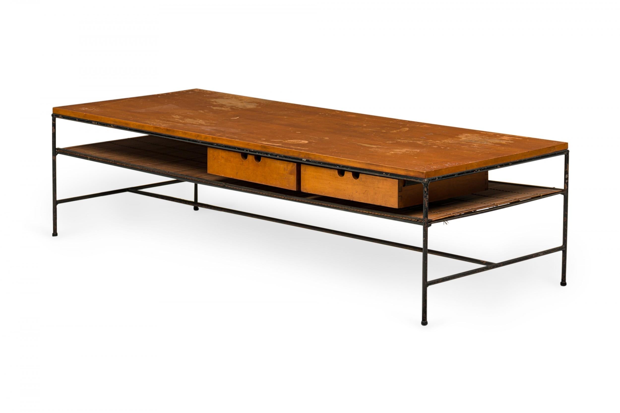 Table basse Planner de Paul McCobb pour Winchendon en bois et fer à deux tiroirs en vente 1