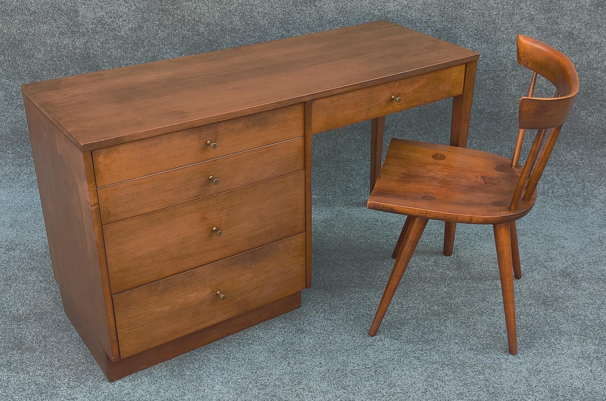 Ein schöner und sehr original erhaltener Schreibtisch mit Stuhl, entworfen von Paul McCobb und gebaut von Winchendon Furniture Co, ca. 1950er Jahre. Sie sind Teil der Planner Design Group, die für ihre schlichten, klaren Linien und ihre hochwertige