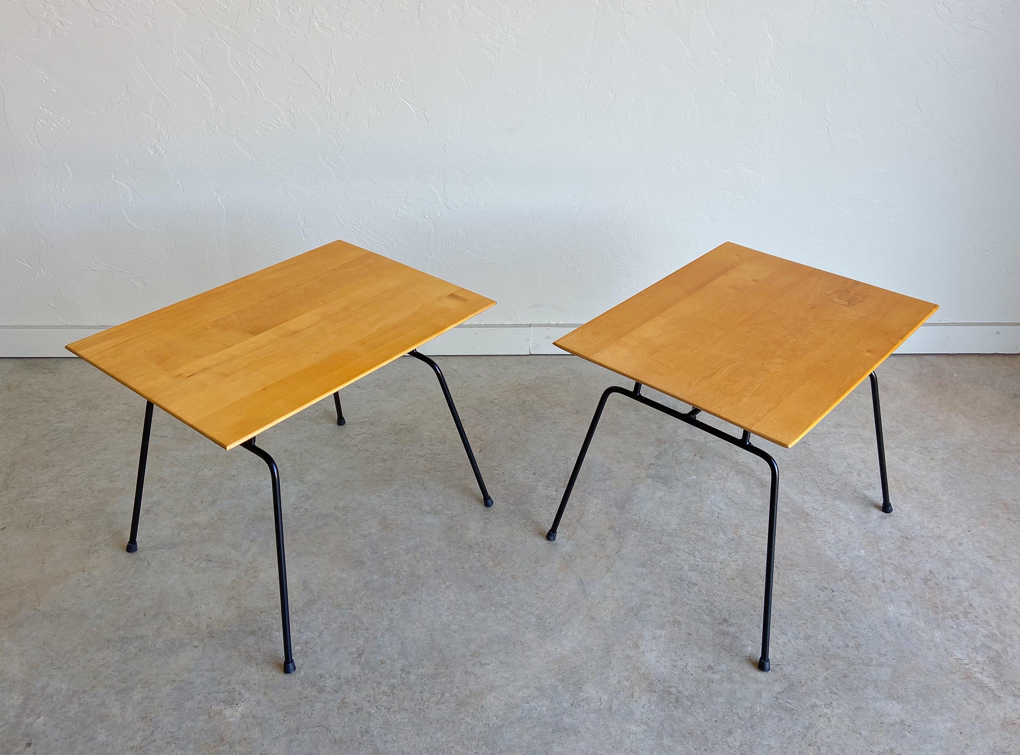 Une paire de tables d'appoint en fer et bouleau de Paul McCobb, conçue pour Winchendon Furniture dans les années 1950.

Ce sont des exemples fantastiques du design moderne américain précoce. La gamme de meubles Planner Group de McCobb, à la fois