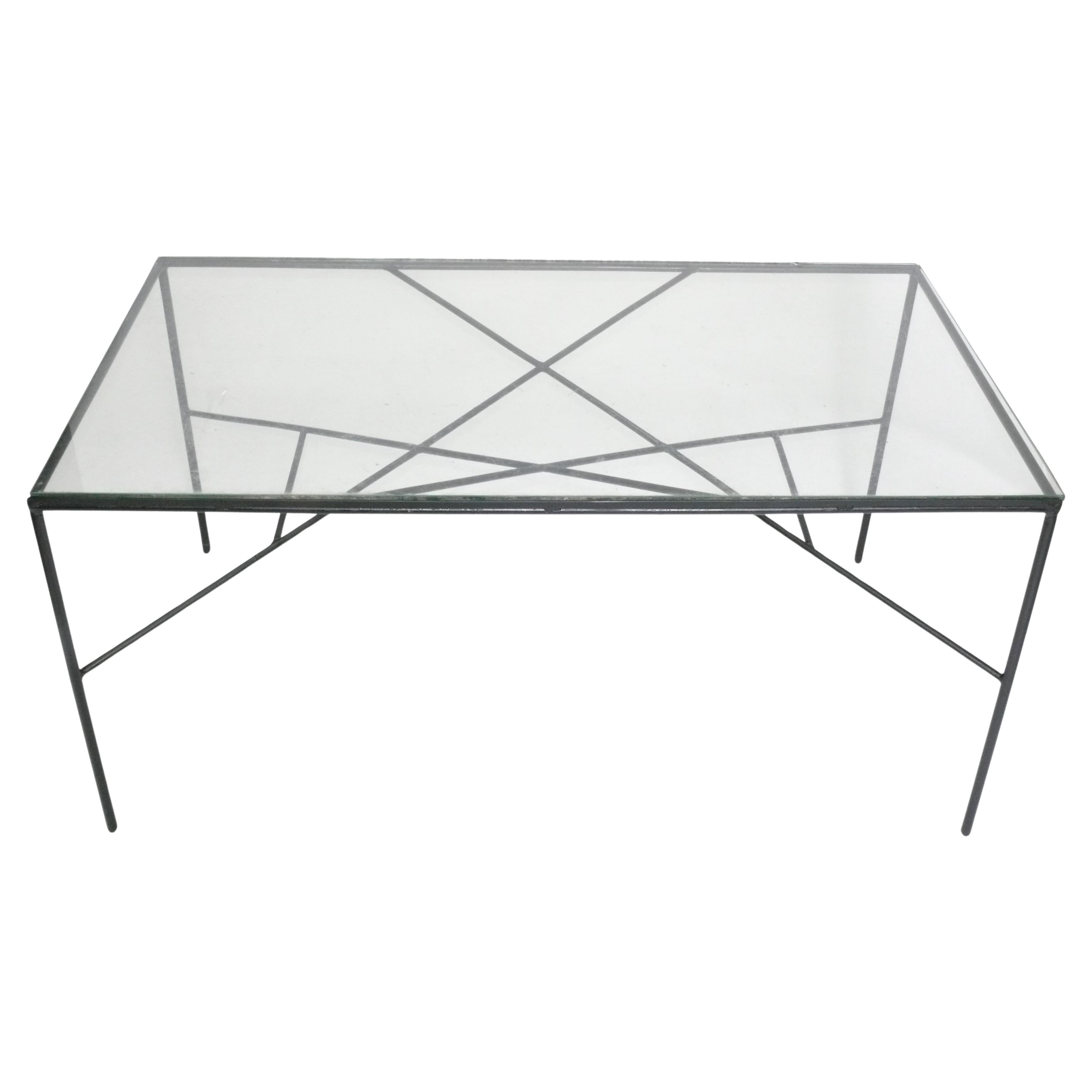 Raro set da pranzo in ferro di design architettonico, progettato da Paul McCobb per Arbuck, americano, circa anni '50. Si tratta di un set versatile che può essere utilizzato sia all'interno che all'esterno. Il set è composto da un tavolo da pranzo,