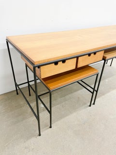 Paul McCobb Tavolini con gambe di ferro e cassetti