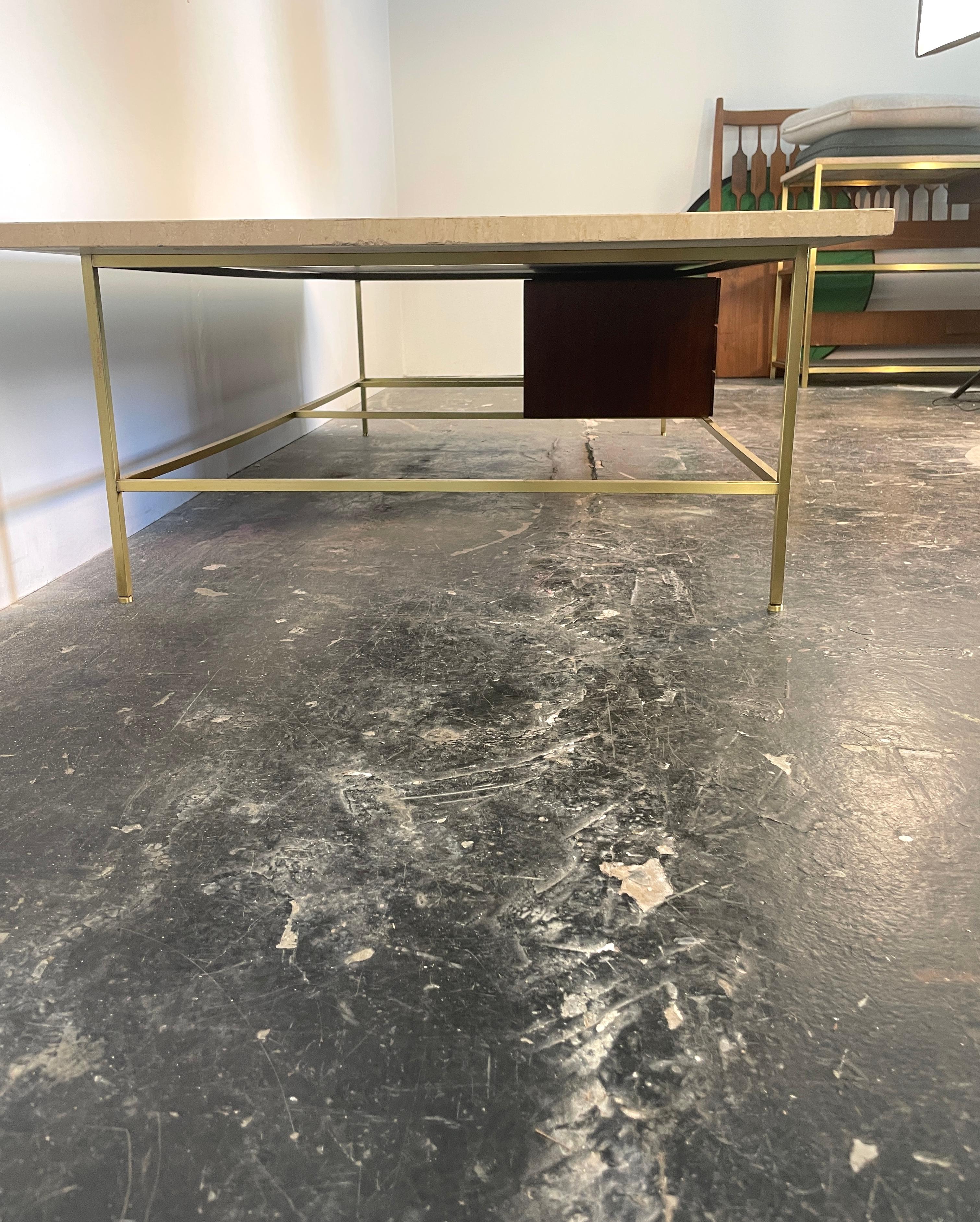 Américain Table basse Irwin Collection Paul McCobb en laiton et travertin - Calvin Furniture en vente