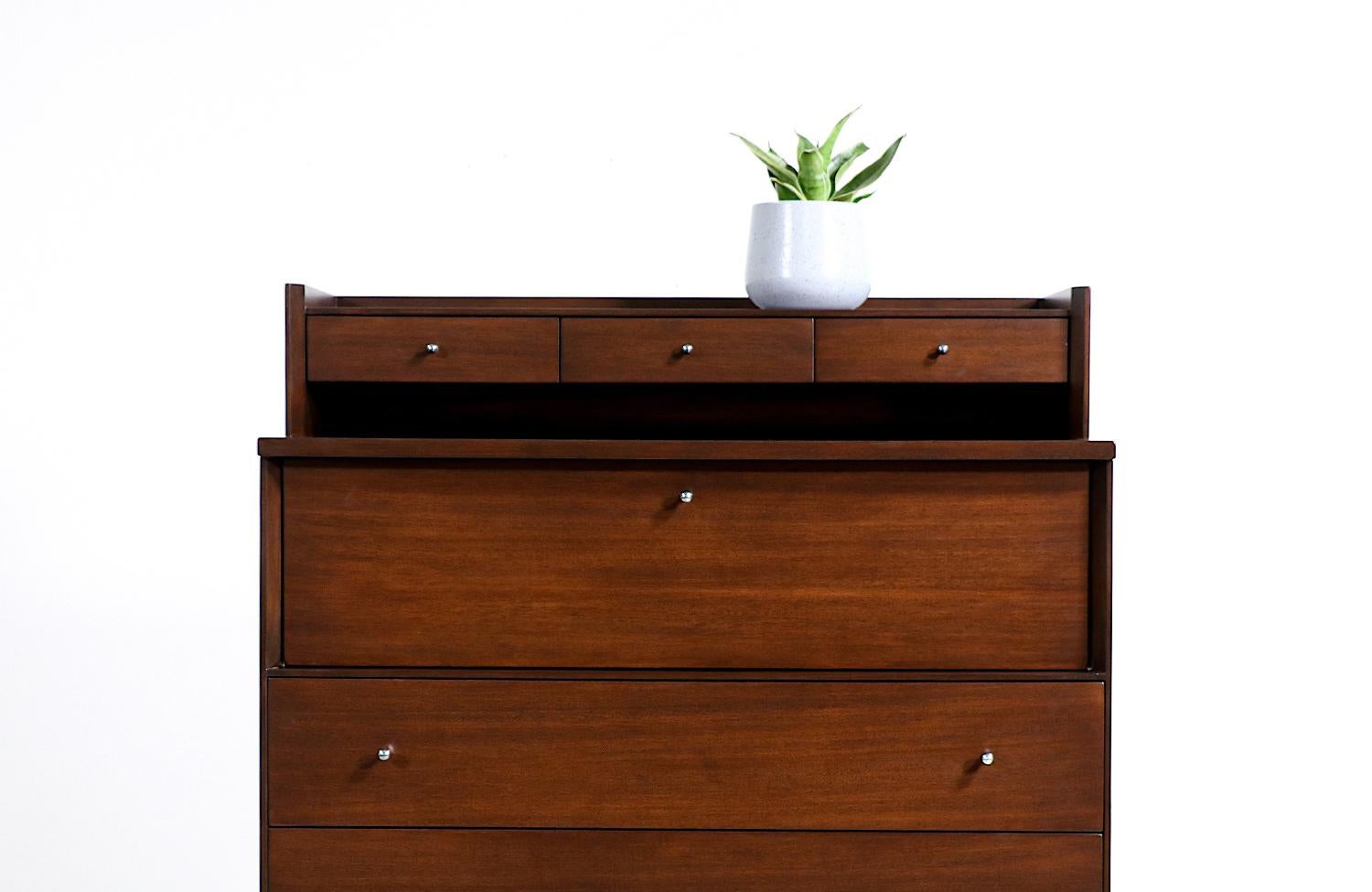 Expertly Restored - Paul McCobb “Irwin Collection” Chest of Drawers In Excellent Condition For Sale In Los Angeles, CA