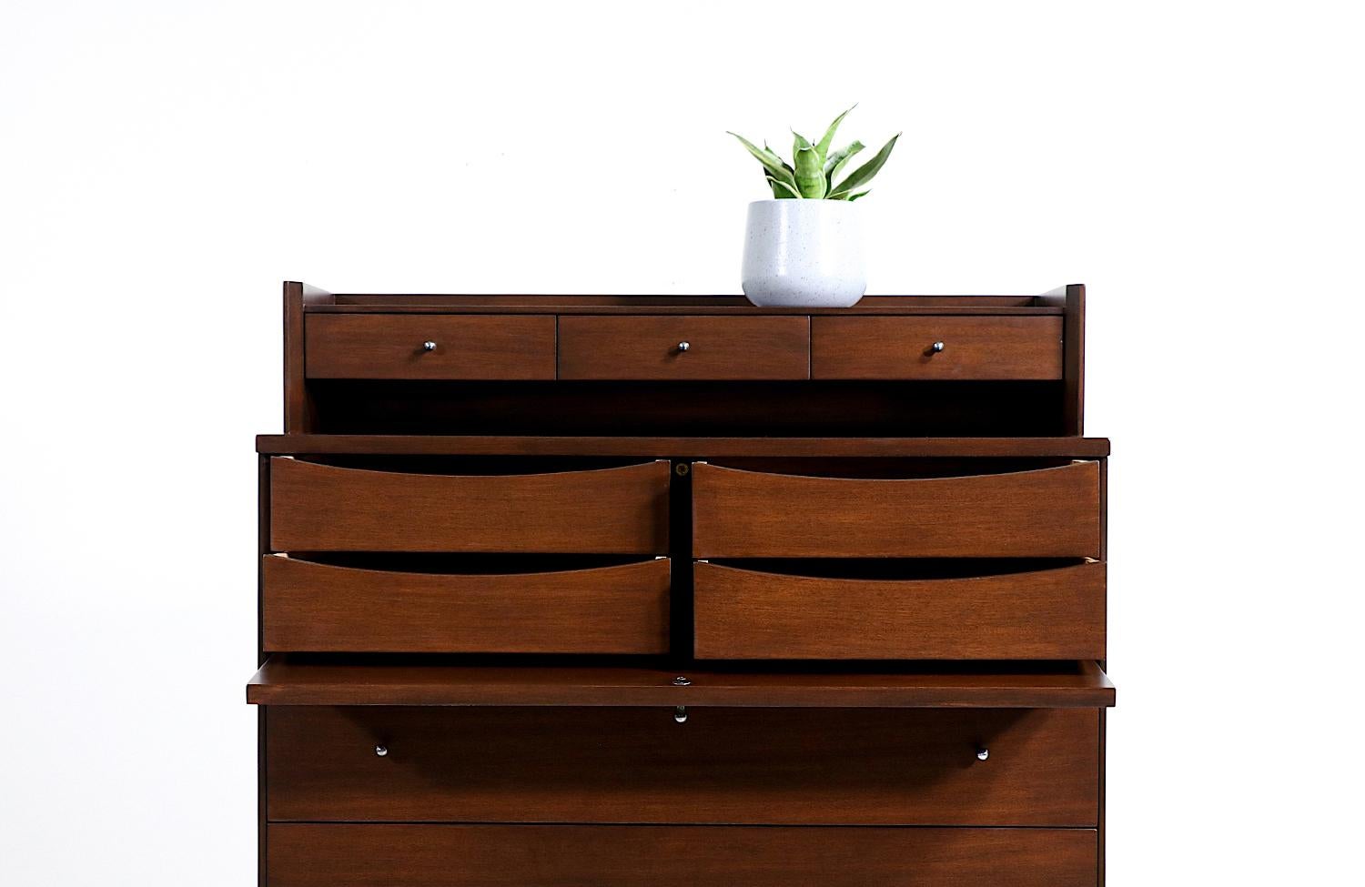 Mid-20th Century Expertly Restored - Paul McCobb “Irwin Collection” Chest of Drawers For Sale