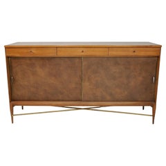 Credenza della collezione Paul McCobb IRWIN con dettagli in ottone e ante in pelle