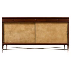 Paul McCobb "Irwin Collection" Credenza avec portes en cuir et accents en laiton pour C