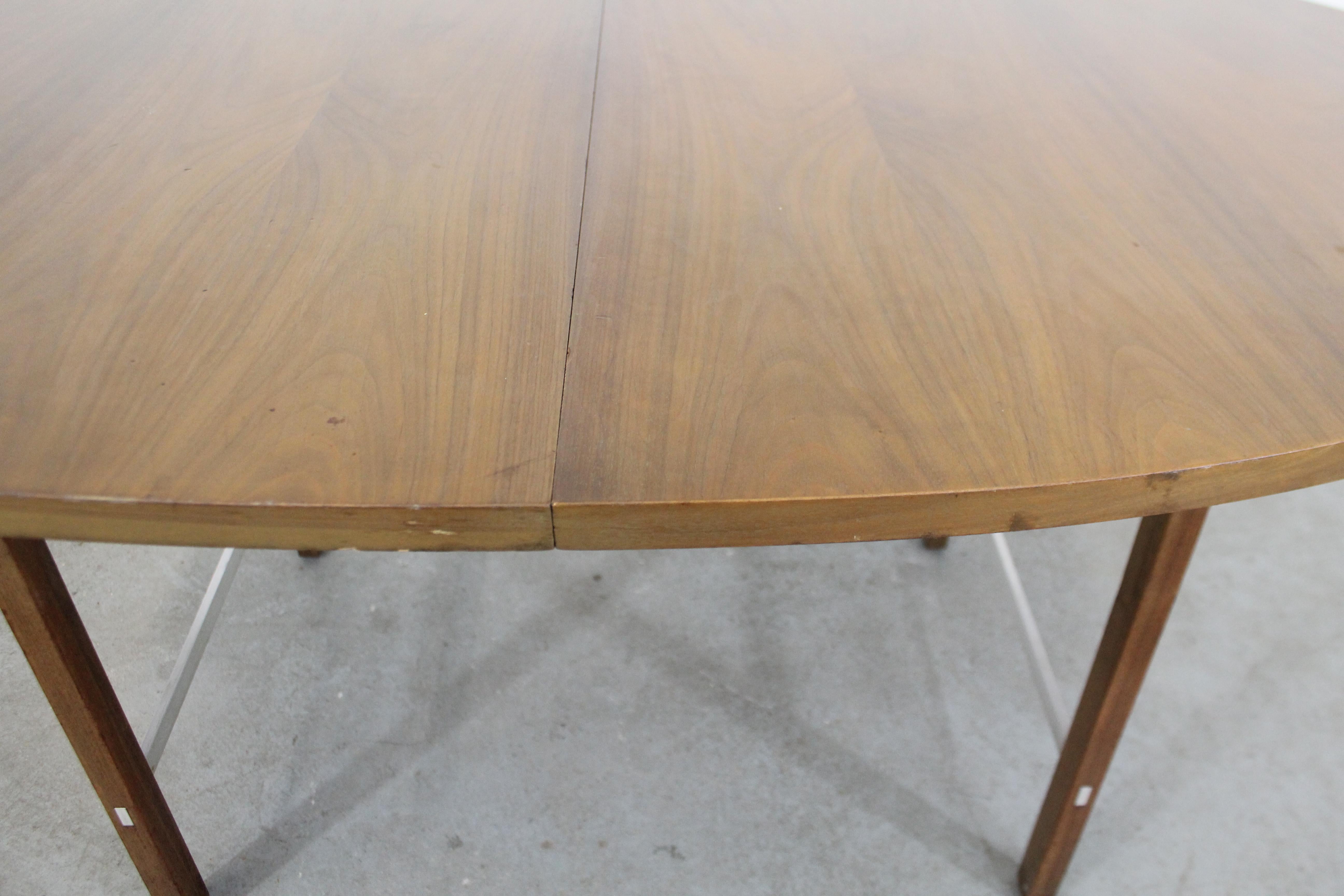 Paul McCobb Irwin Collection for Calvin Walnut Dining Table In Good Condition For Sale In Wilmington, DE