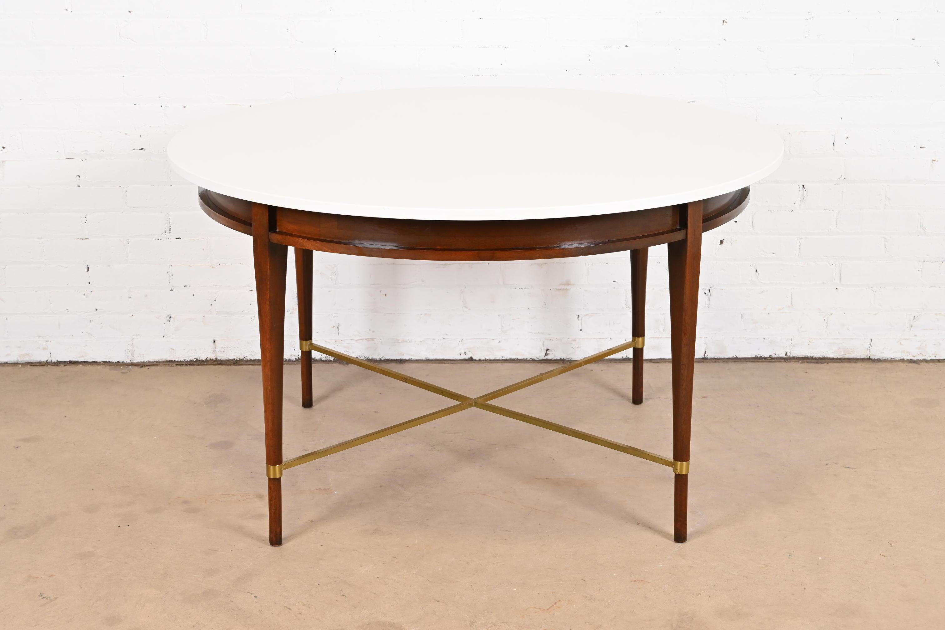 Une table de salle à manger ronde, une table de jeu ou une table centrale d'une exceptionnelle modernité du milieu du siècle.

Par Paul McCobb pour Directional et produit par Calvin Furniture, 