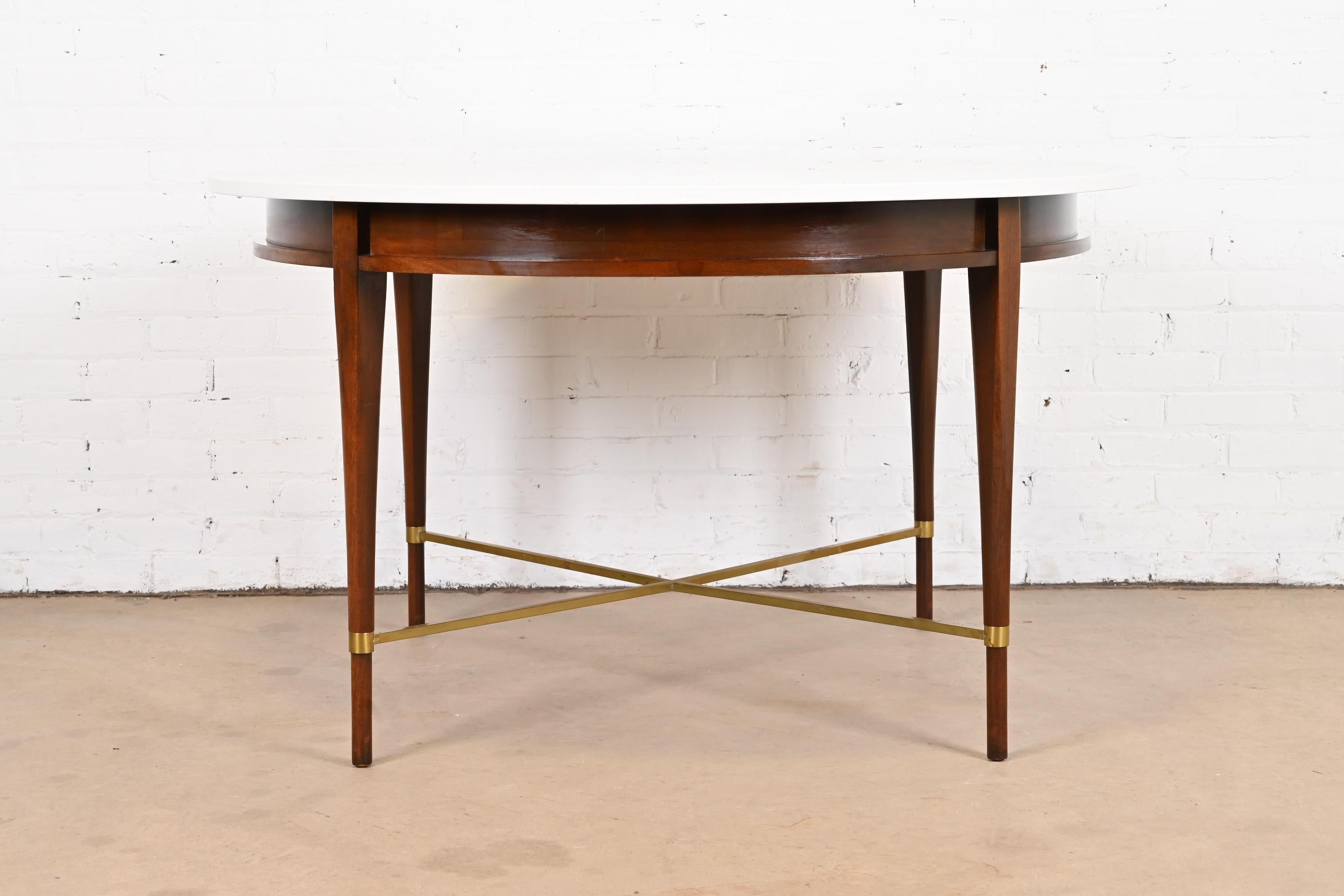 Mid-Century Modern Table de salle à manger ou table de jeu ronde en acajou et laiton de la collection IRWIN de Paul McCobb en vente