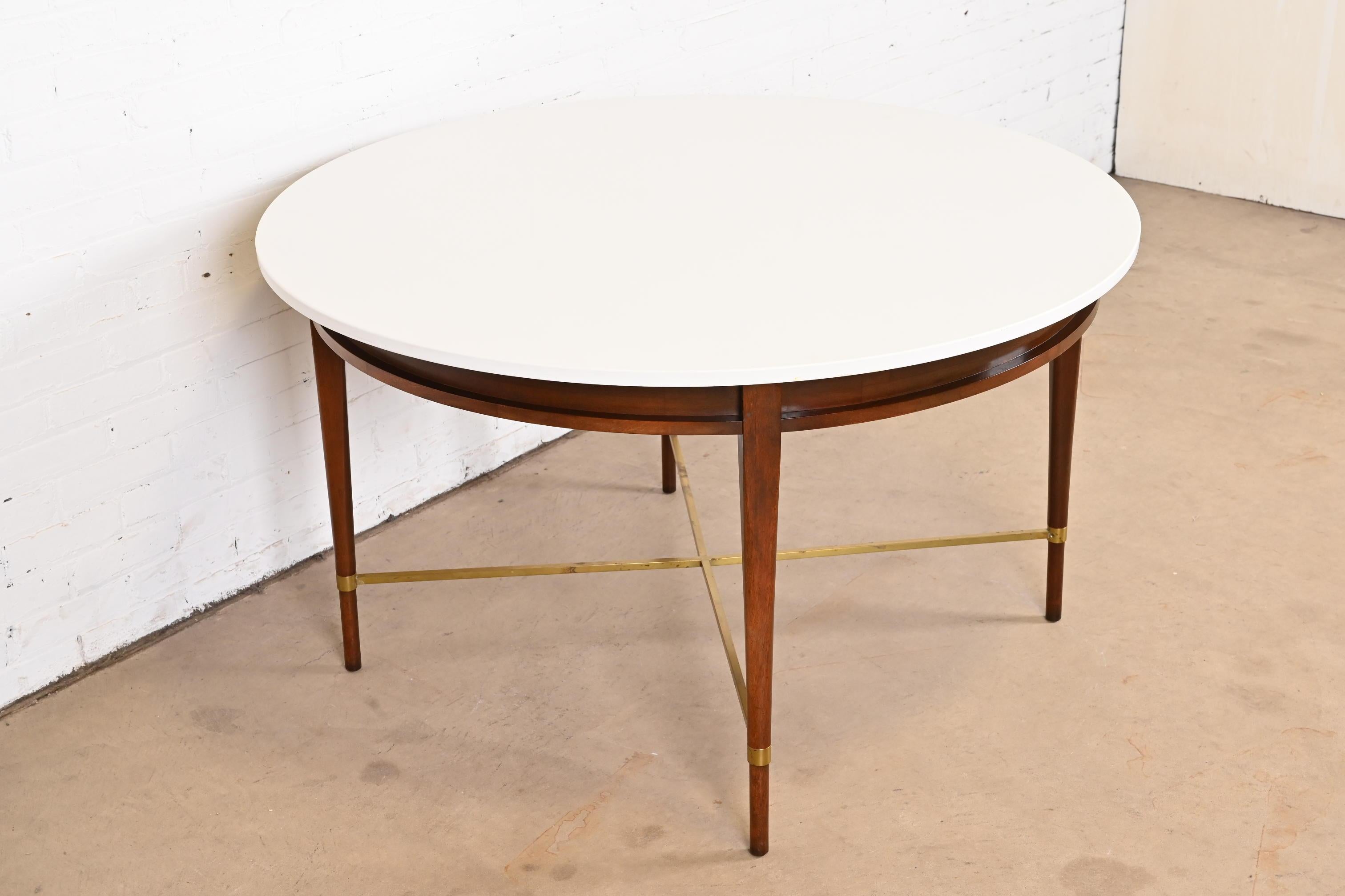Laiton Table de salle à manger ou table de jeu ronde en acajou et laiton de la collection IRWIN de Paul McCobb en vente