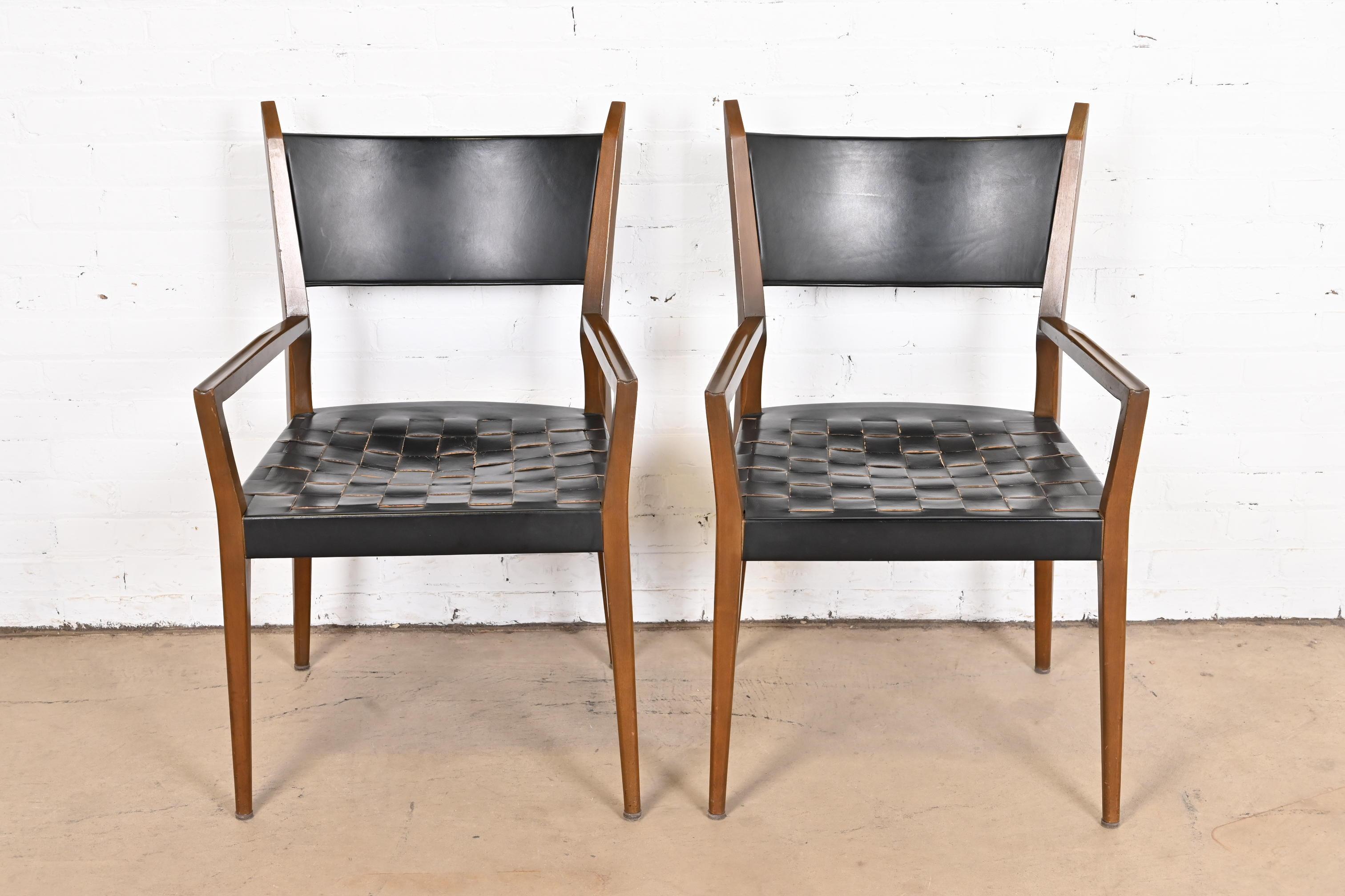 Mid-Century Modern Paire de fauteuils en acajou et cuir tressé de la collection Irwin de Paul McCobb en vente