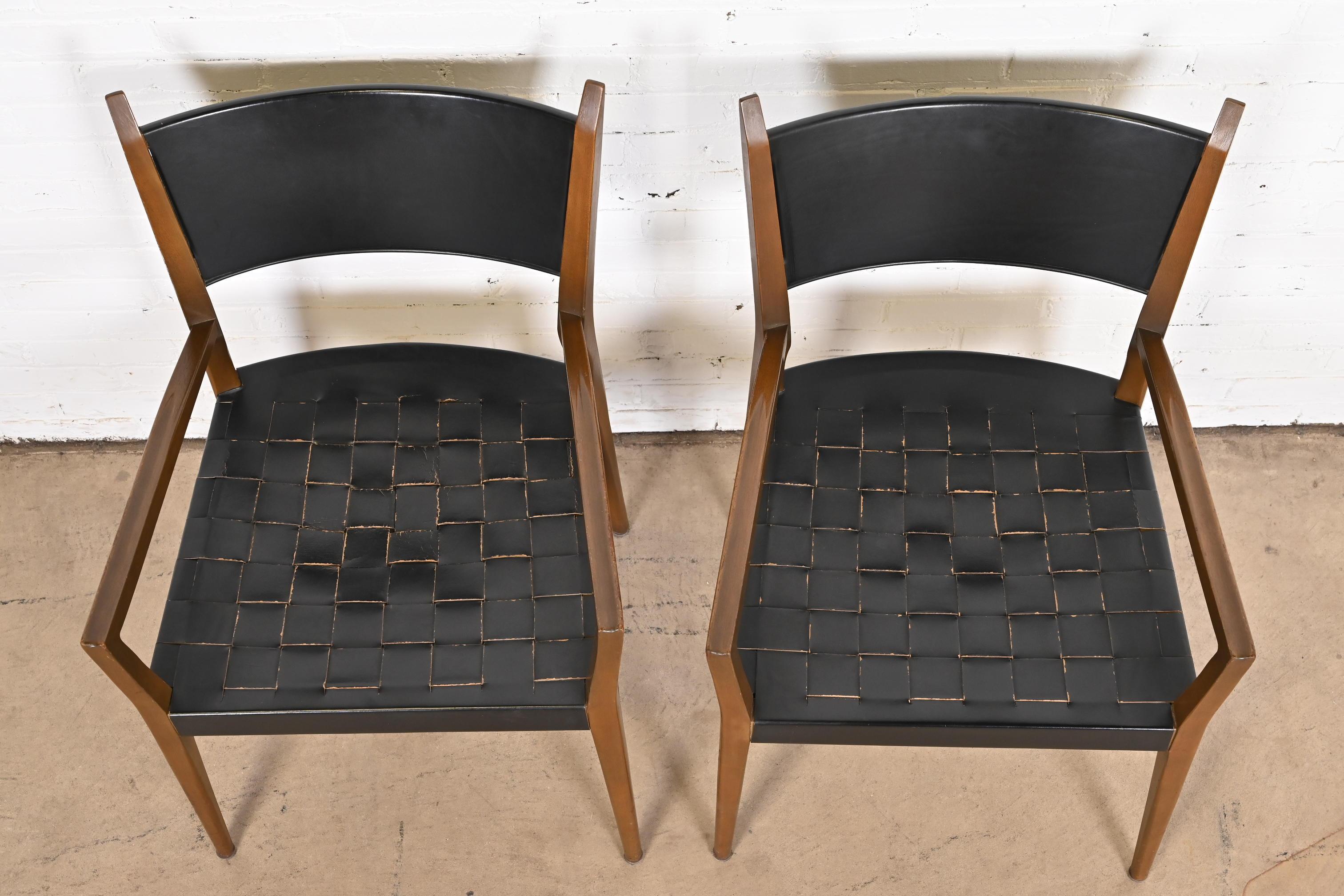 Milieu du XXe siècle Paire de fauteuils en acajou et cuir tressé de la collection Irwin de Paul McCobb en vente