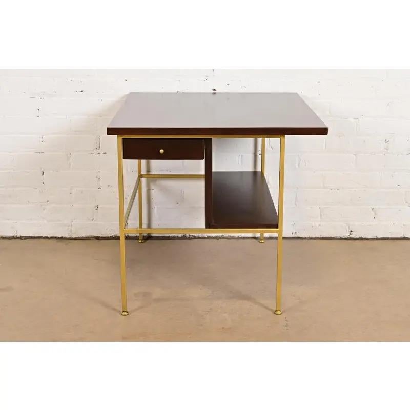 Une remarquable table de chevet ou table d'appoint de style moderne du milieu du siècle.

Par Paul McCobb pour Directional et produit par Calvin Furniture, 