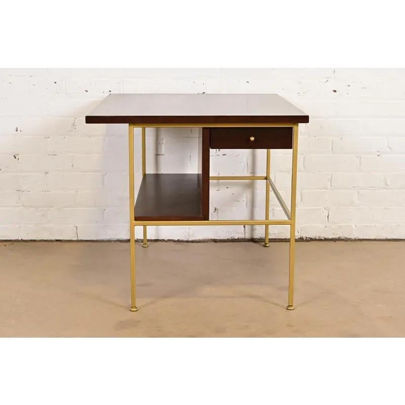 Une remarquable table de chevet ou table d'appoint de style moderne du milieu du siècle.

Par Paul McCobb pour Directional et produit par Calvin Furniture, 