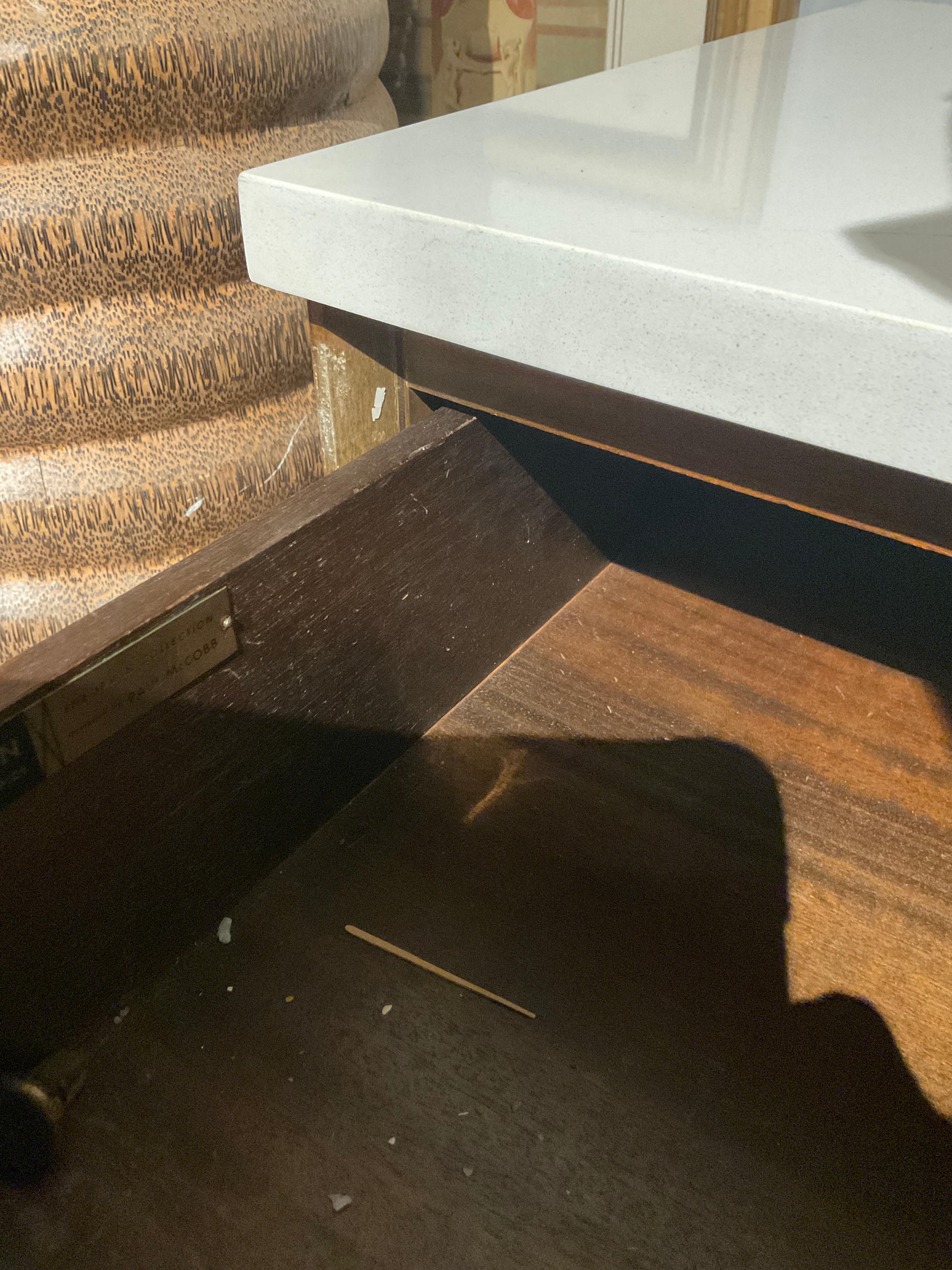 Cómoda de nogal con base de latón de la colección Irwin de Paul McCobb en venta 5