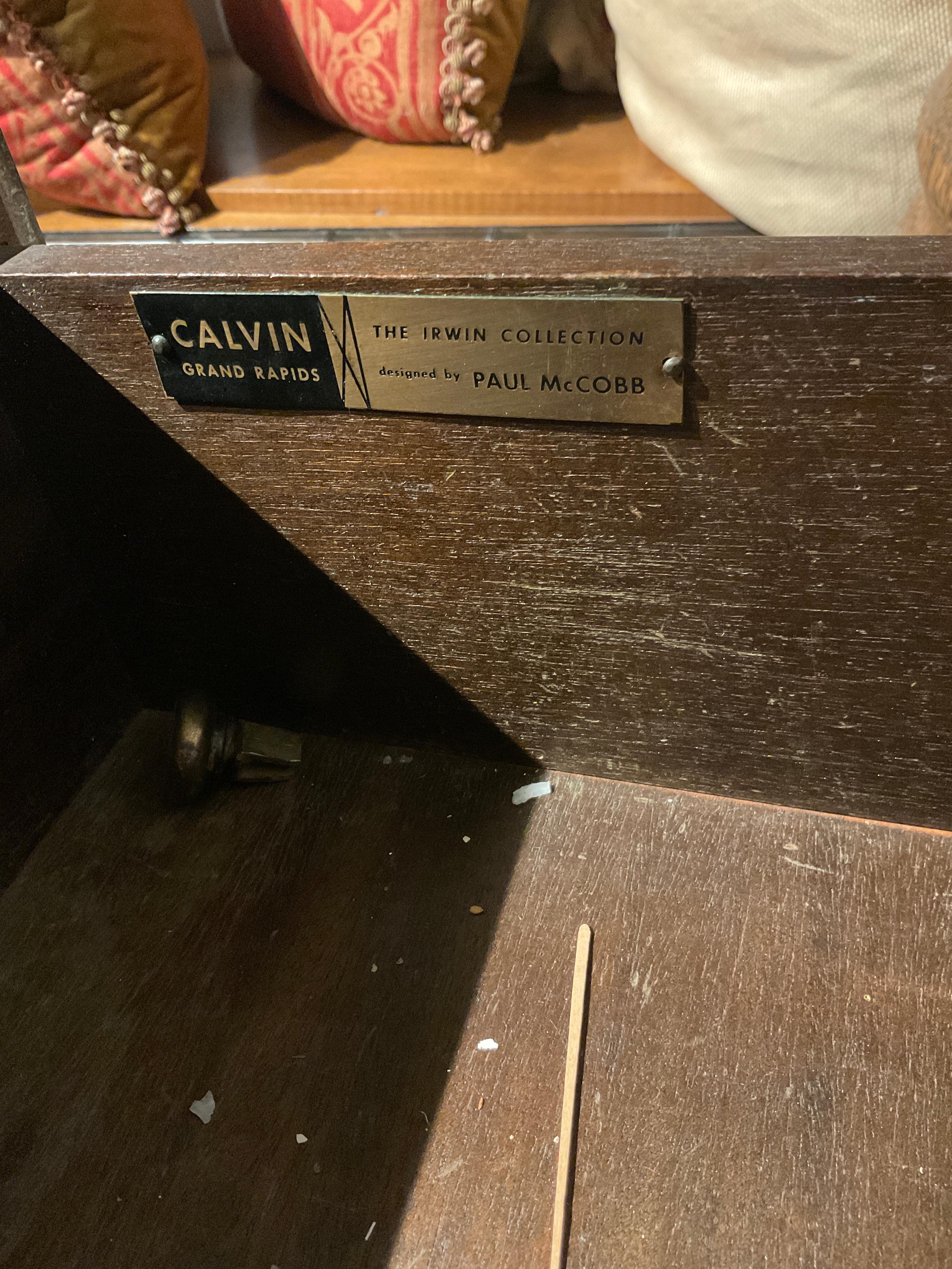 Cómoda de nogal con base de latón de la colección Irwin de Paul McCobb en venta 6