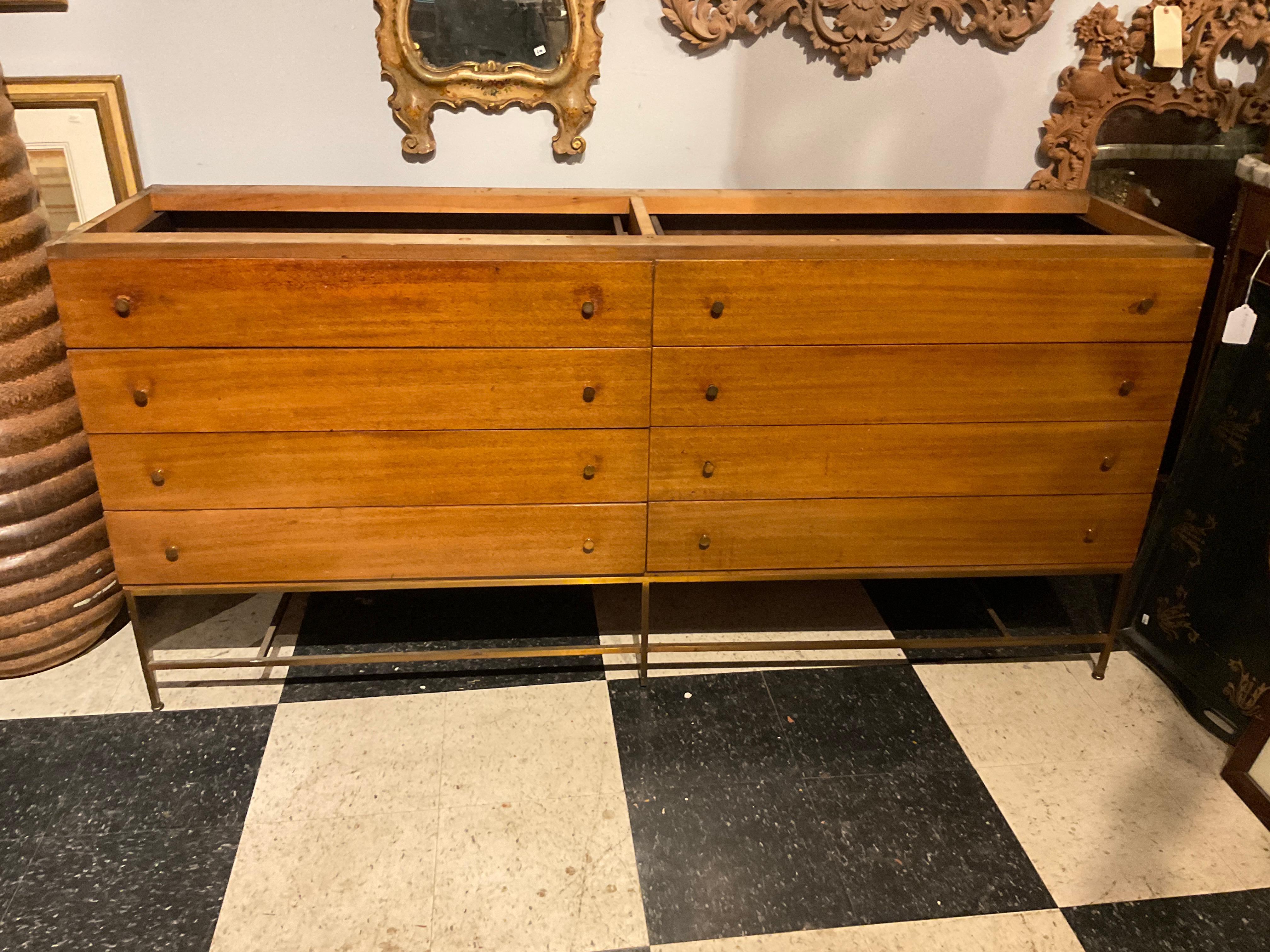 Commode des années 1950 en noyer de Paul McCobb sur base en laiton pour la Collection S chez Calvin Group.
Nécessite une remise en état.
Nécessite un haut. 