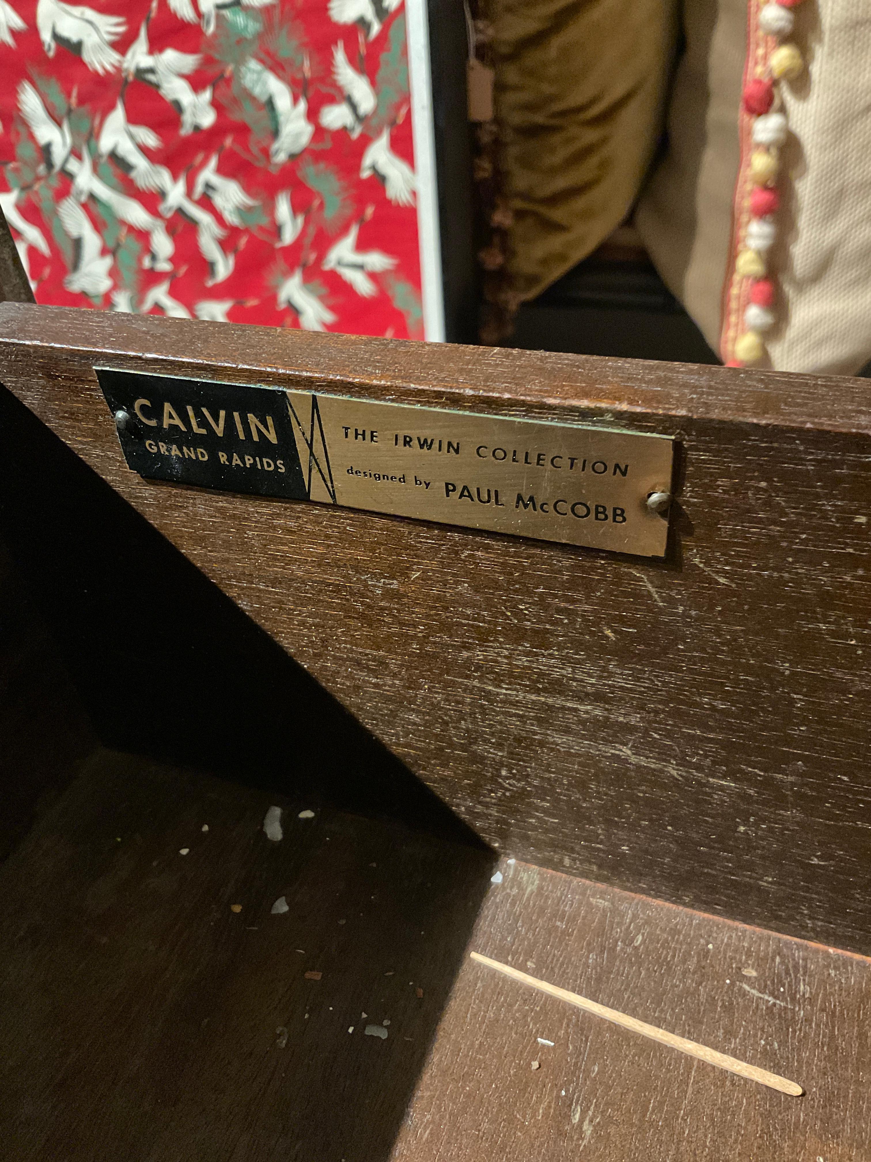 Paul McCobb Collection IRWIN Commode en noyer sur base en laiton Bon état - En vente à Tarrytown, NY