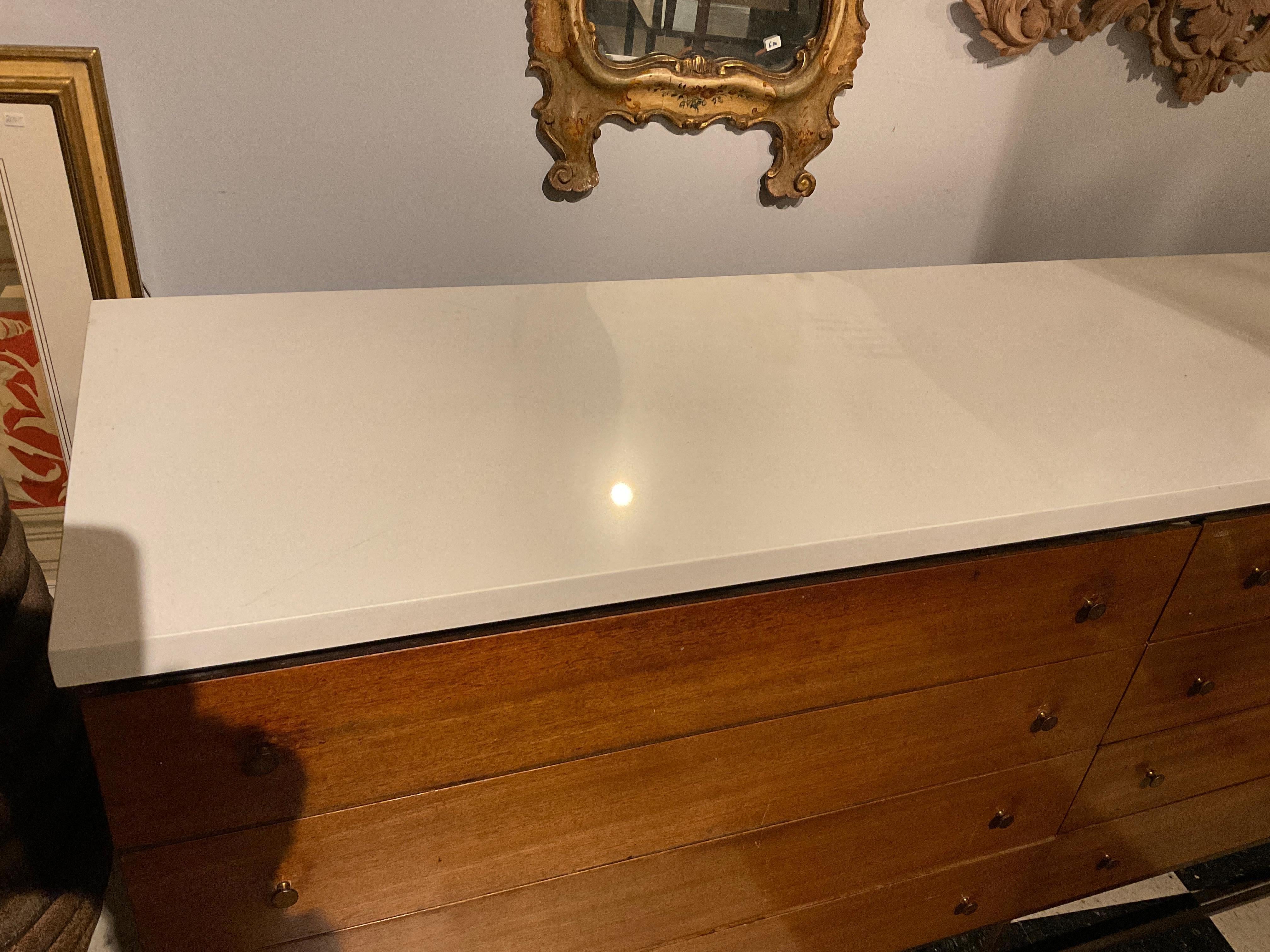 Cómoda de nogal con base de latón de la colección Irwin de Paul McCobb en Bueno estado para la venta en Tarrytown, NY