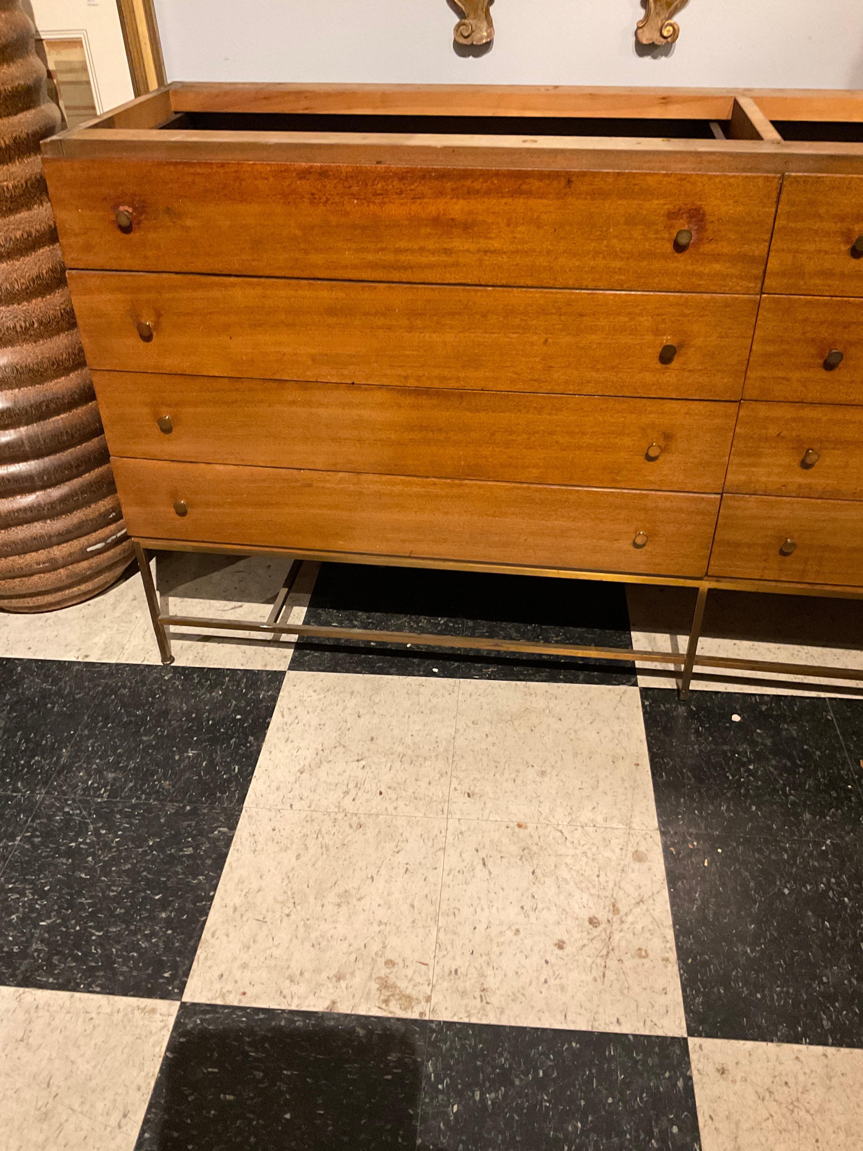 Milieu du XXe siècle Paul McCobb Collection IRWIN Commode en noyer sur base en laiton en vente