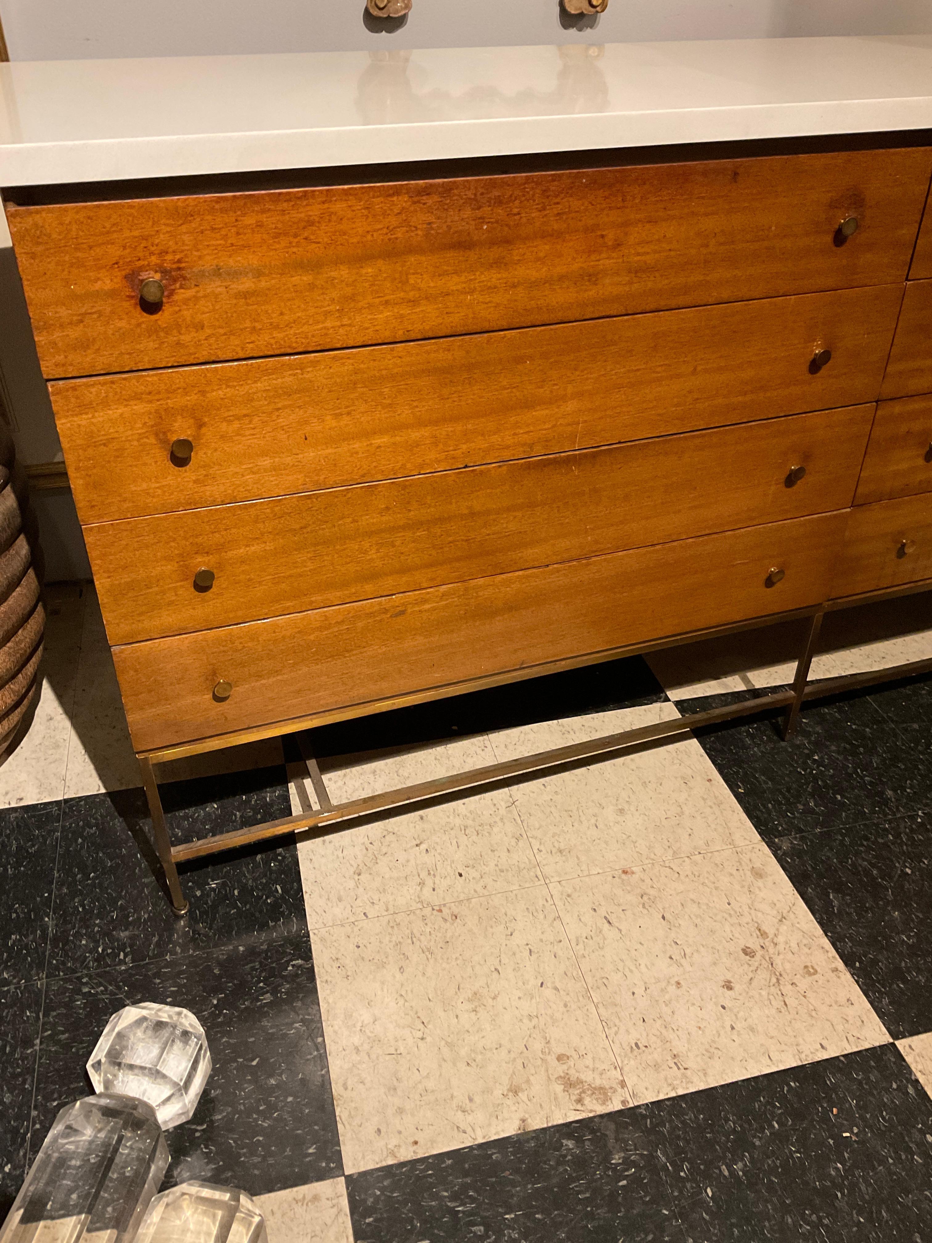 Cómoda de nogal con base de latón de la colección Irwin de Paul McCobb mediados del siglo XX en venta