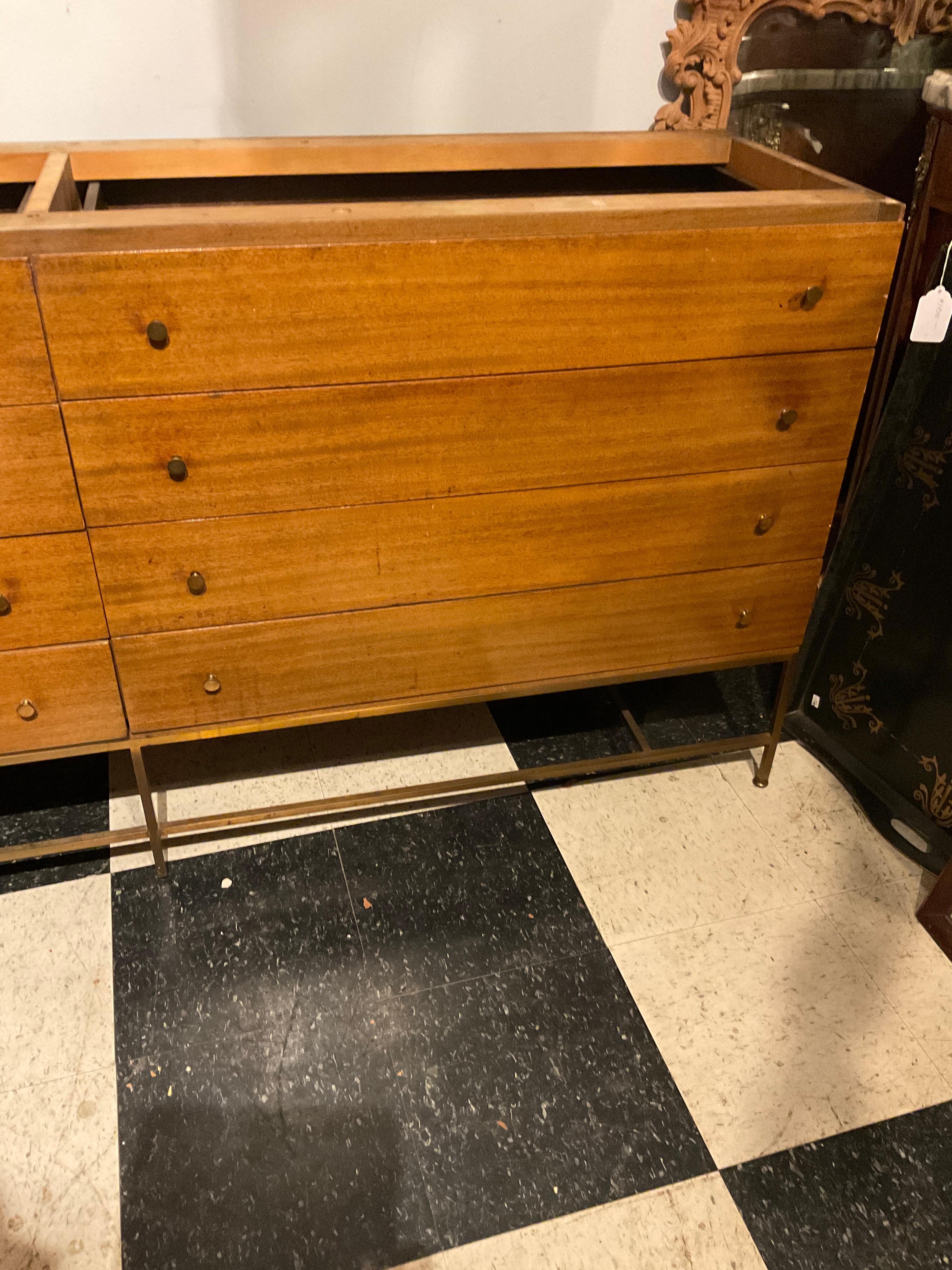 Laiton Paul McCobb Collection IRWIN Commode en noyer sur base en laiton en vente