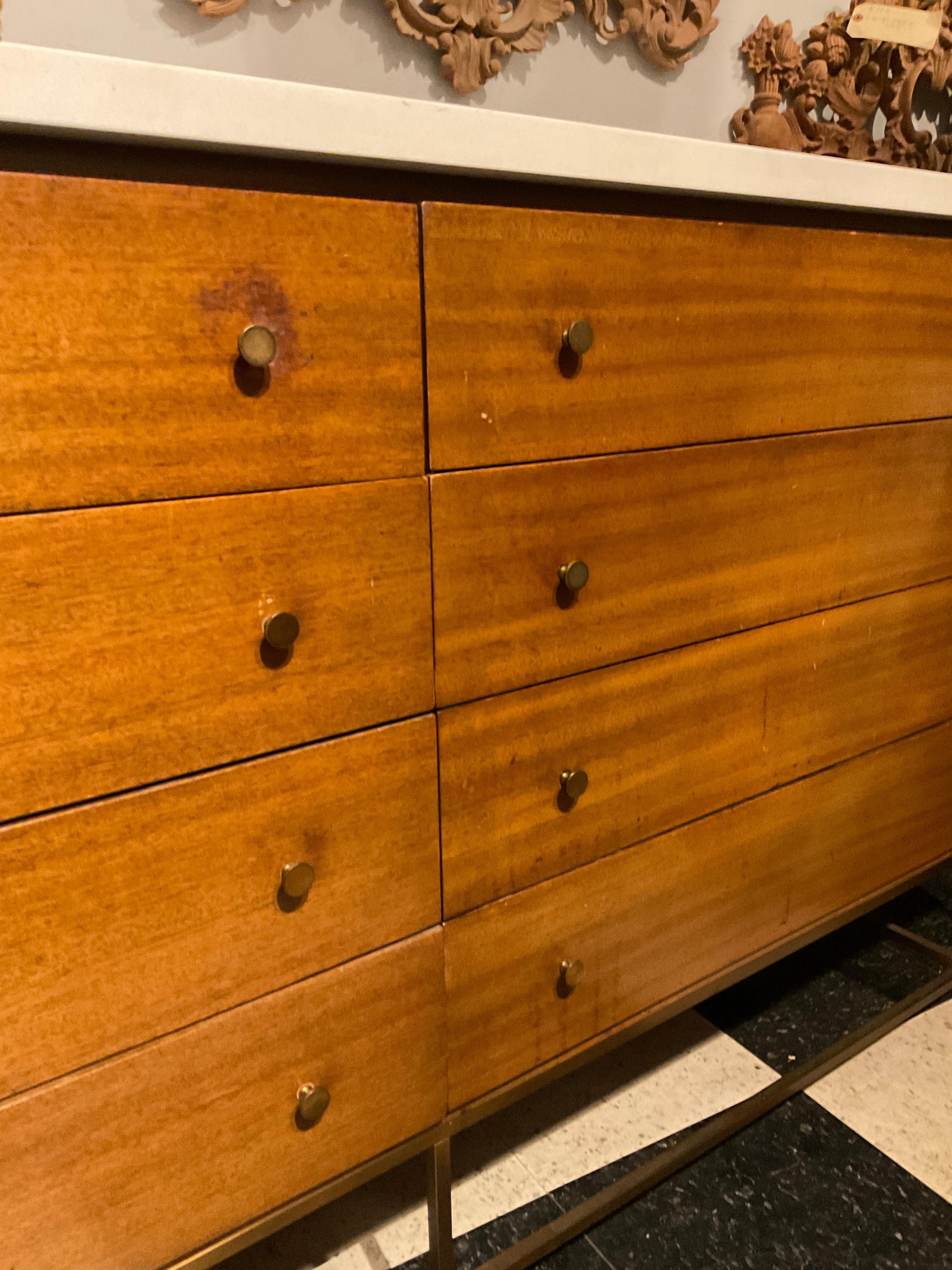 Cómoda de nogal con base de latón de la colección Irwin de Paul McCobb Latón en venta