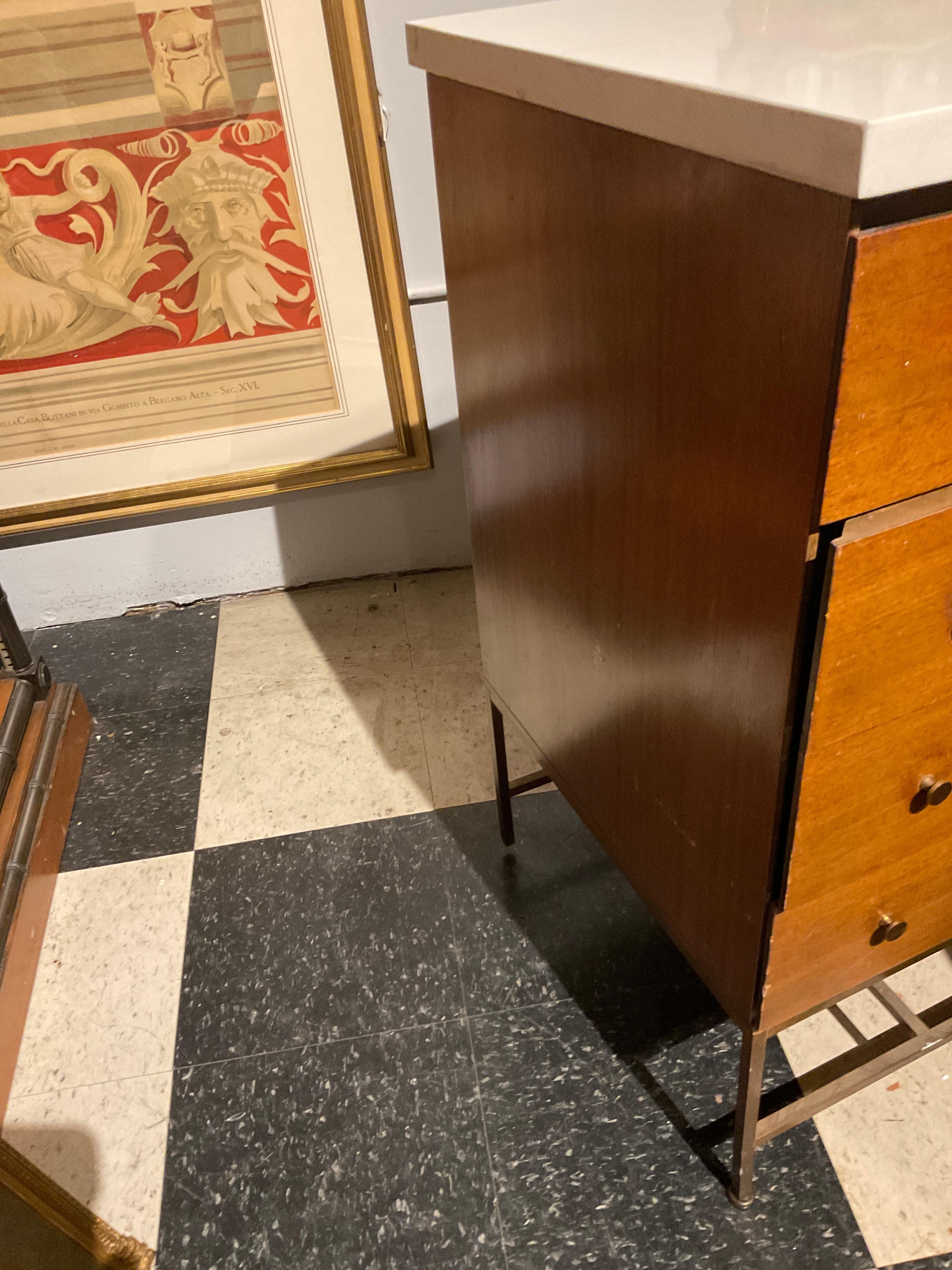 Cómoda de nogal con base de latón de la colección Irwin de Paul McCobb en venta 1